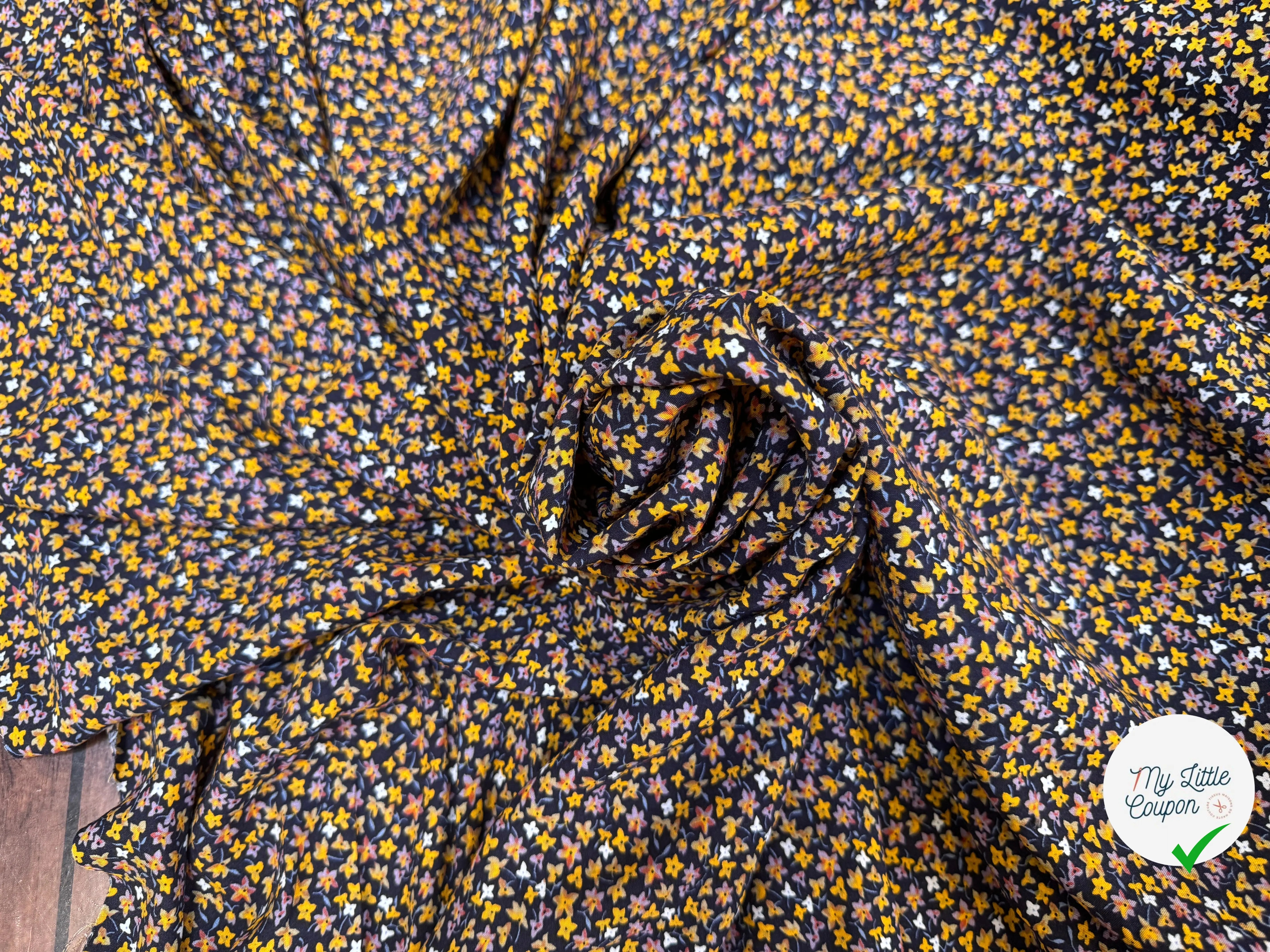 POPELINE DE VISCOSE TISSU IMPRIMÉ FLEURS BLEU MARINE - My Little Coupon
