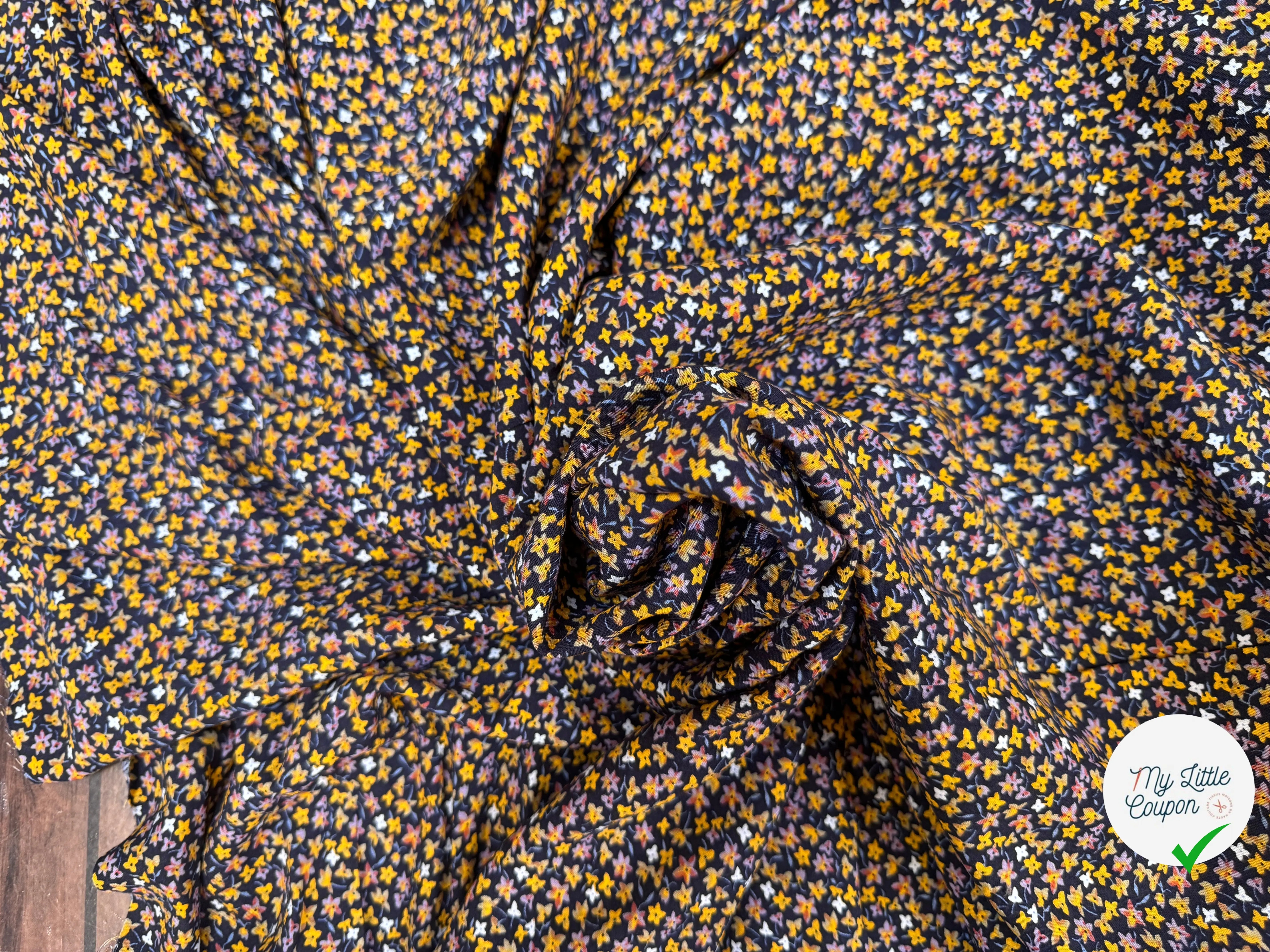 POPELINE DE VISCOSE TISSU IMPRIMÉ FLEURS BLEU MARINE - My Little Coupon