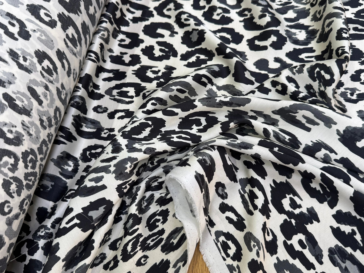 SATIN 100% VISCOSE SUPER FLUIDE ET DOUCE FOND ÉCRU LÉOPARD NOIR - My Little Coupon