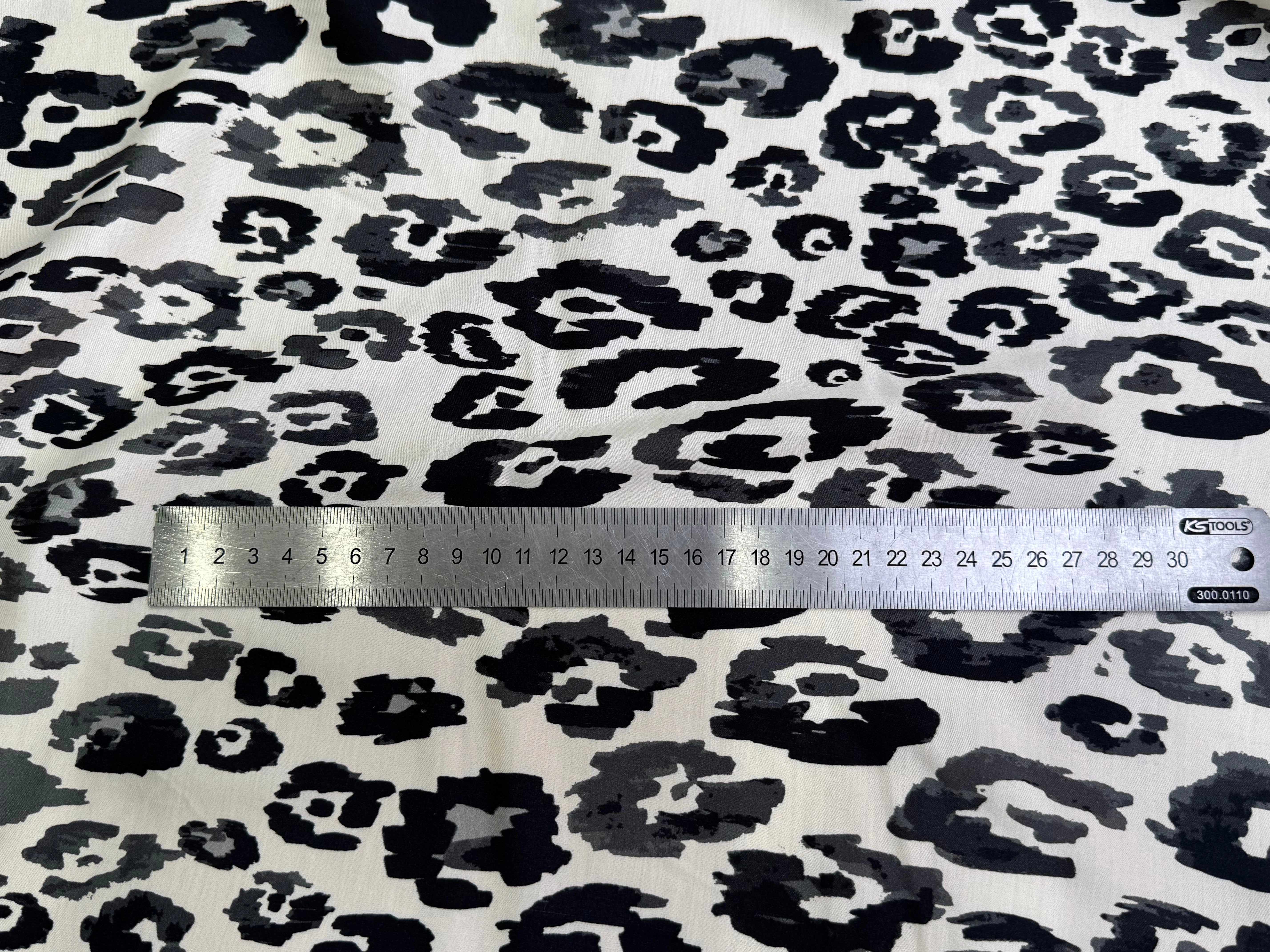 SATIN 100% VISCOSE SUPER FLUIDE ET DOUCE FOND ÉCRU LÉOPARD NOIR - My Little Coupon