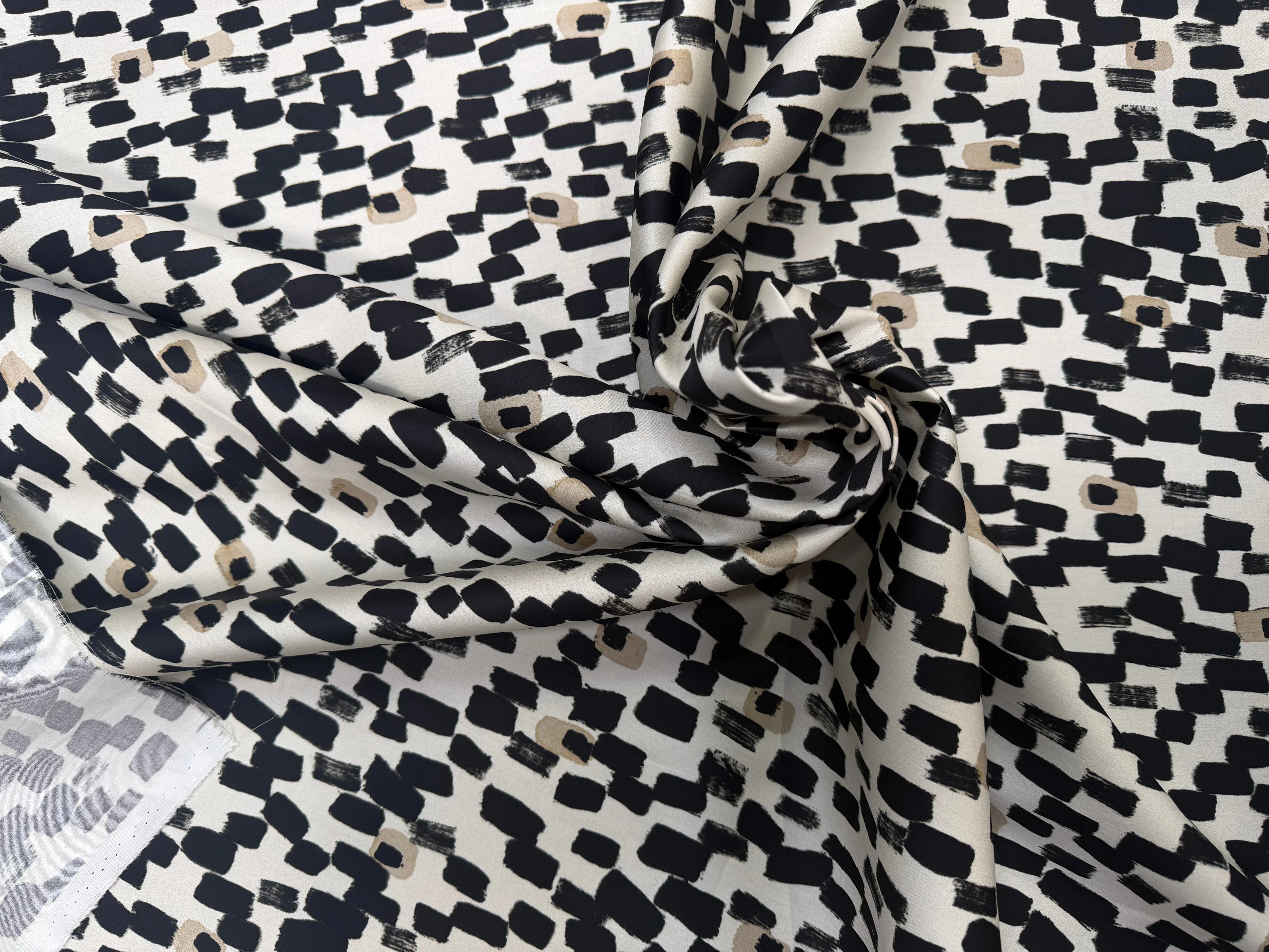SATIN DE COTON IMPRIMÉ TACHES NOIR QUALITÉ PREMIUM - My Little Coupon