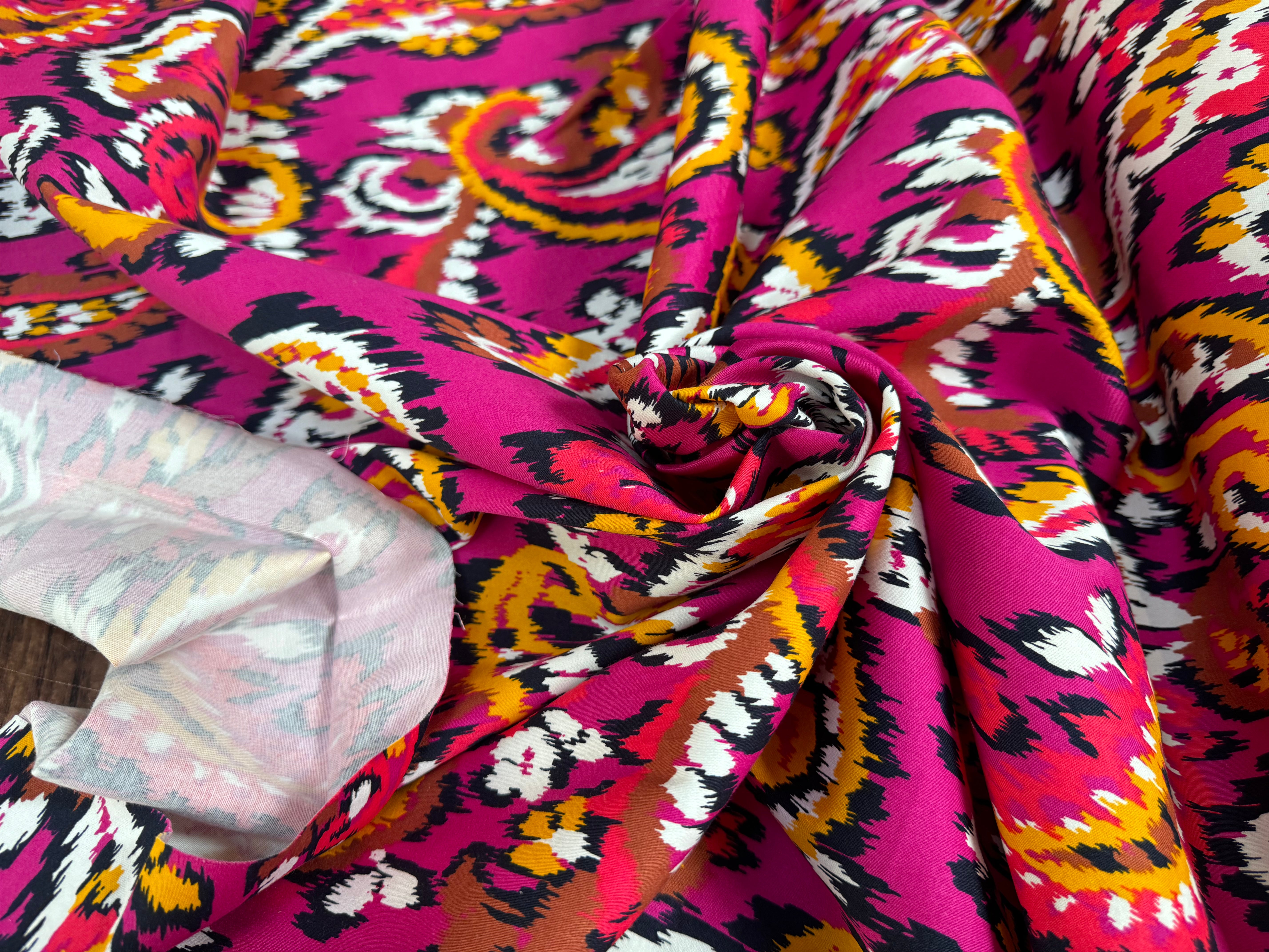 SATIN DE COTON TISSU IMPRIMÉ ABSTRAIT FUCHSIA - My Little Coupon