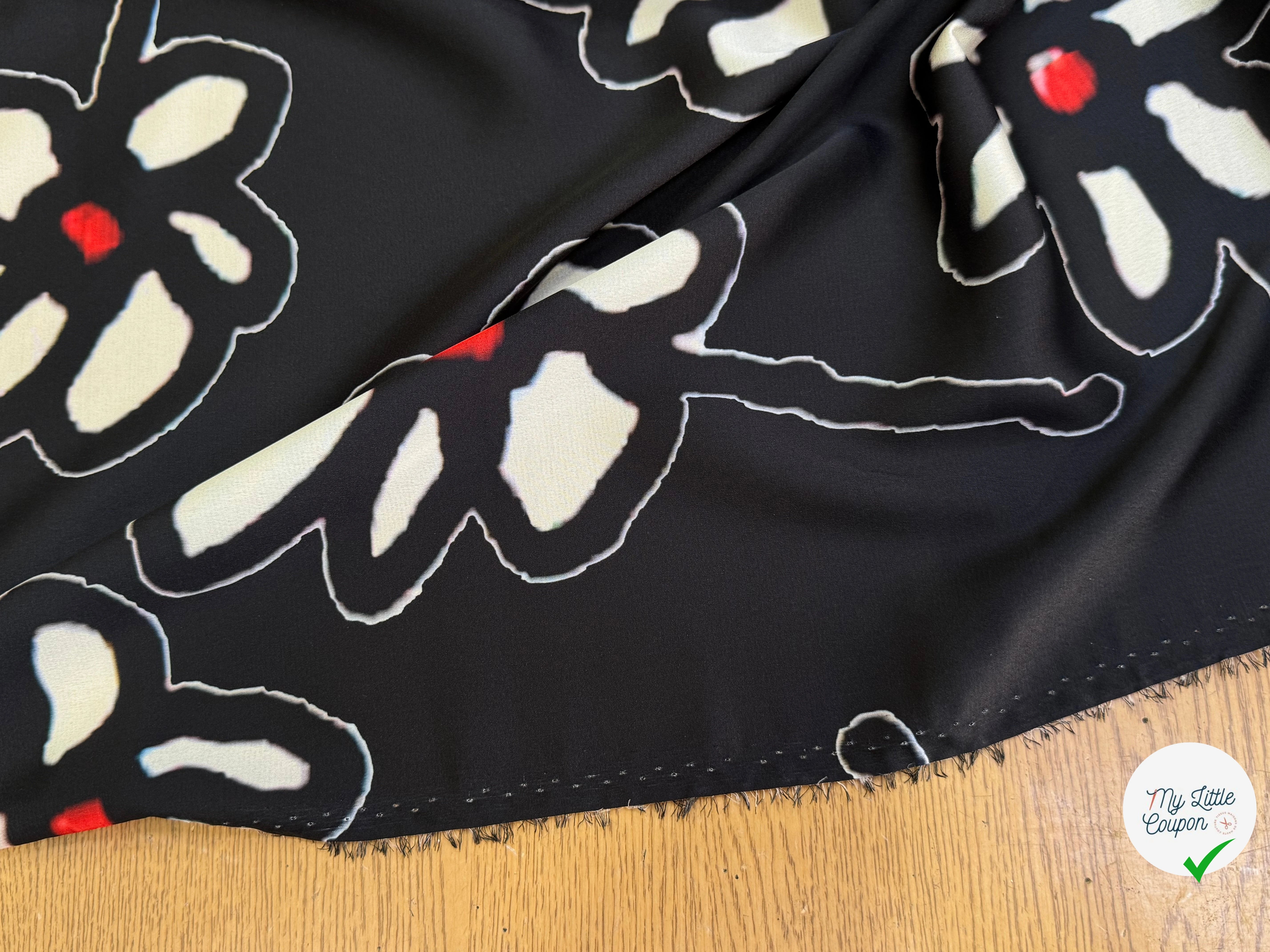 SATIN DE POLYESTER IMPRIMÉ MARGUERITES FOND NOIR - My Little Coupon