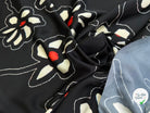 SATIN DE POLYESTER IMPRIMÉ MARGUERITES FOND NOIR - My Little Coupon