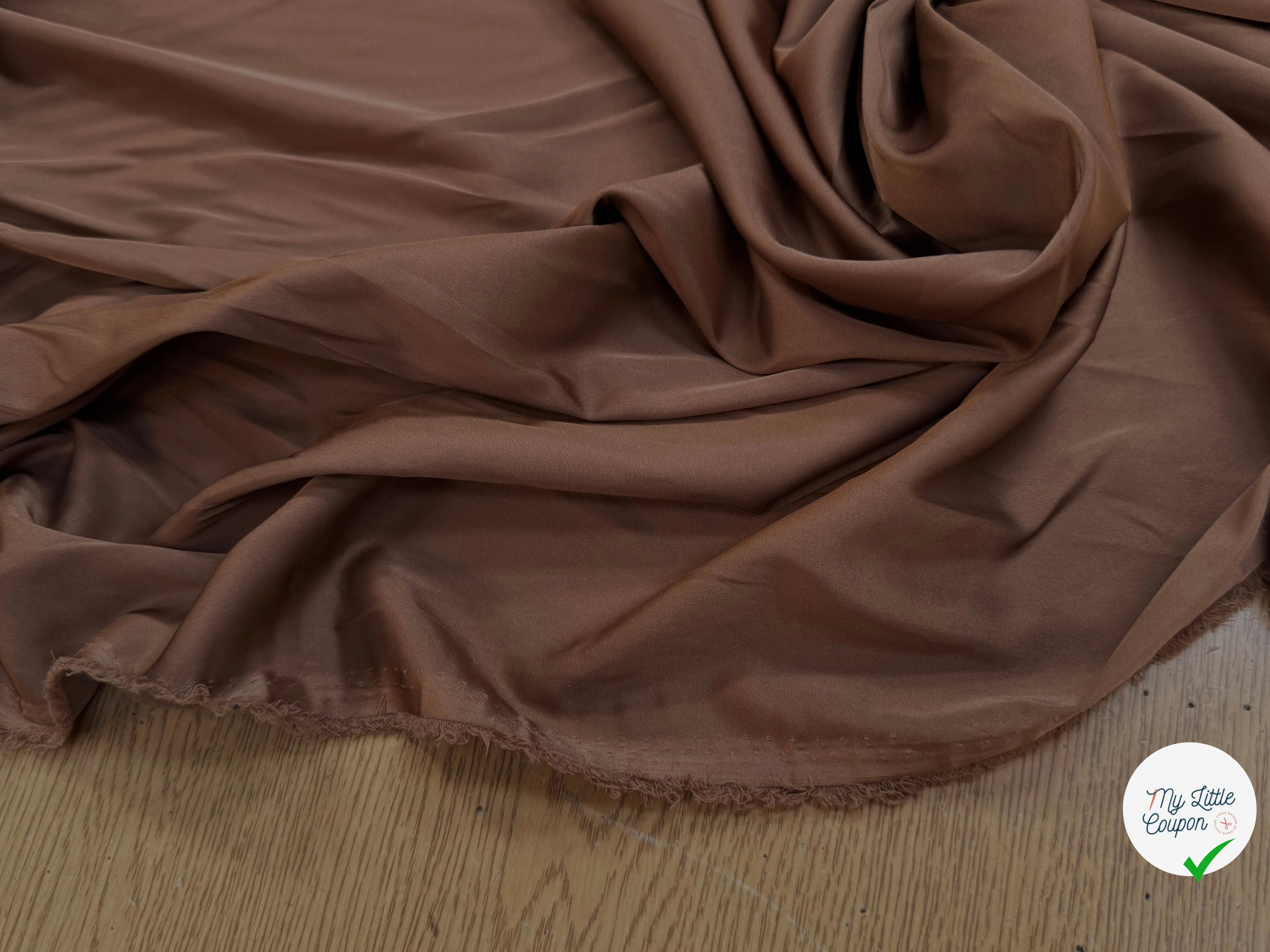 SATIN FLUIDE LÉGÈREMENT STRETCH CARAMEL - My Little Coupon