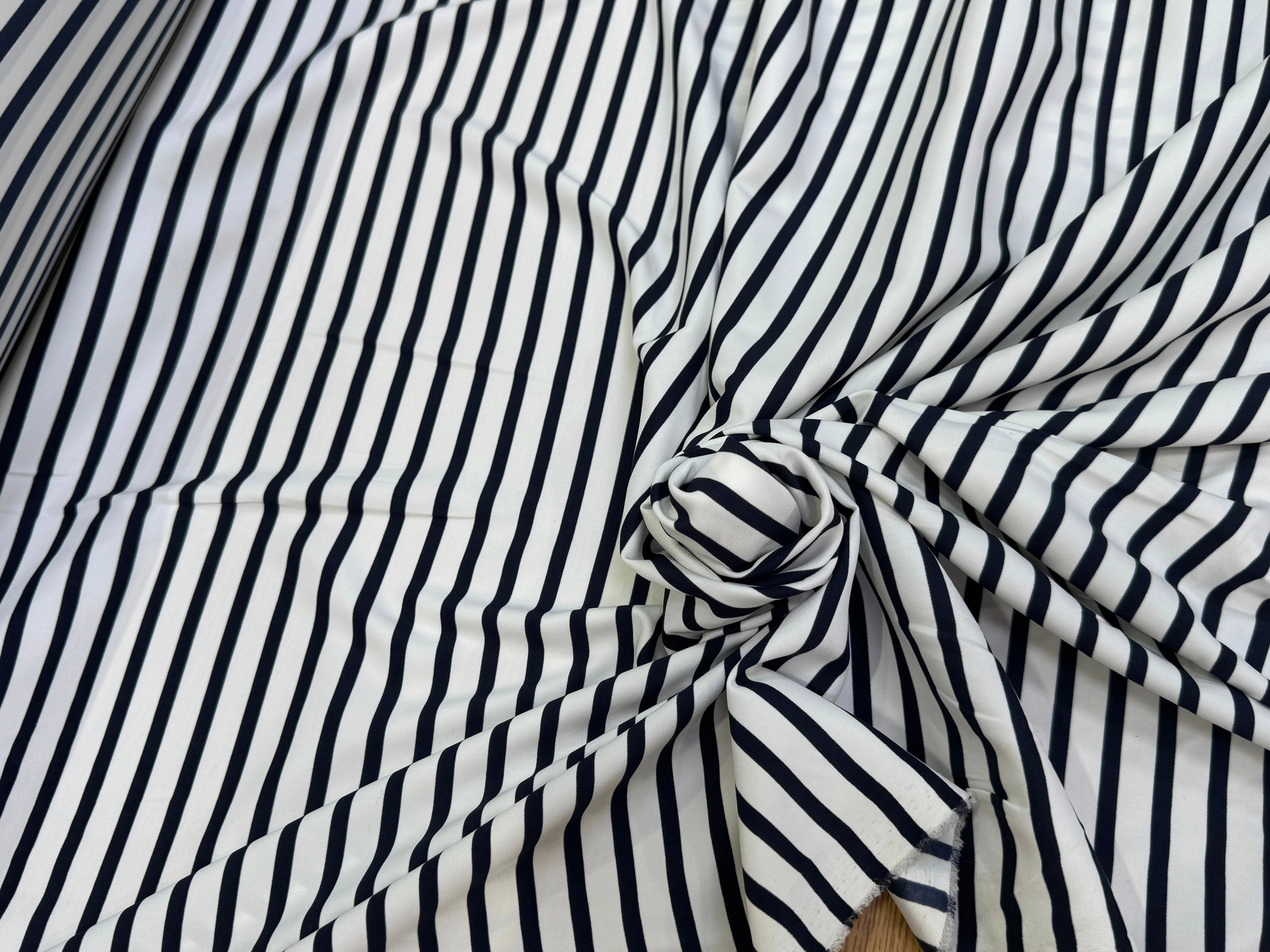 SATIN FLUIDE RAYURES BLEUES HORIZONTALES FOND ÉCRU STRETCH - My Little Coupon