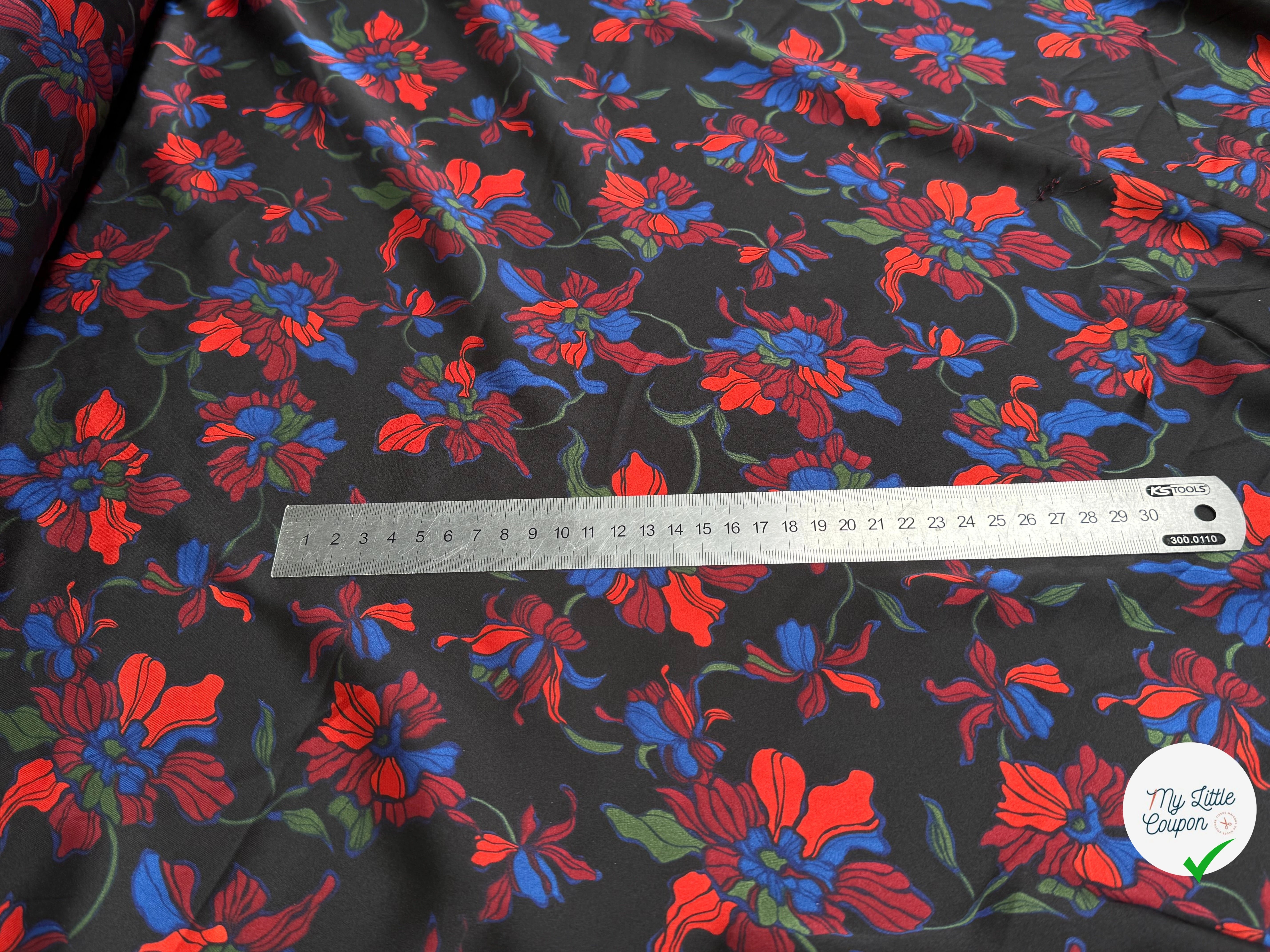 SATIN FLUIDE ULTRA BEAU À GROSSES FLEURS SUR FOND NOIR - My Little Coupon