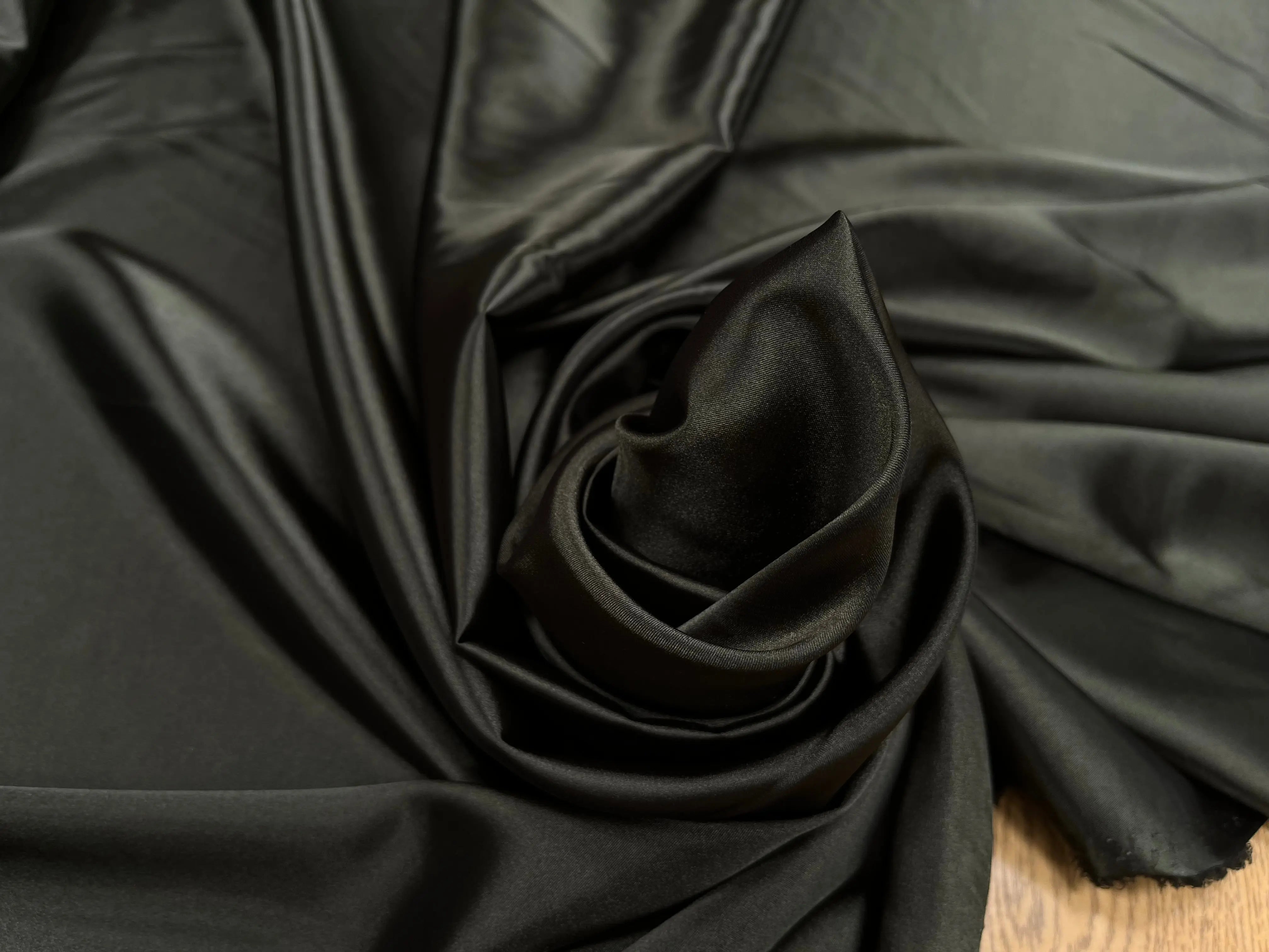SATIN FLUIDE VERT OLIVE UN PEU STRETCH - My Little Coupon