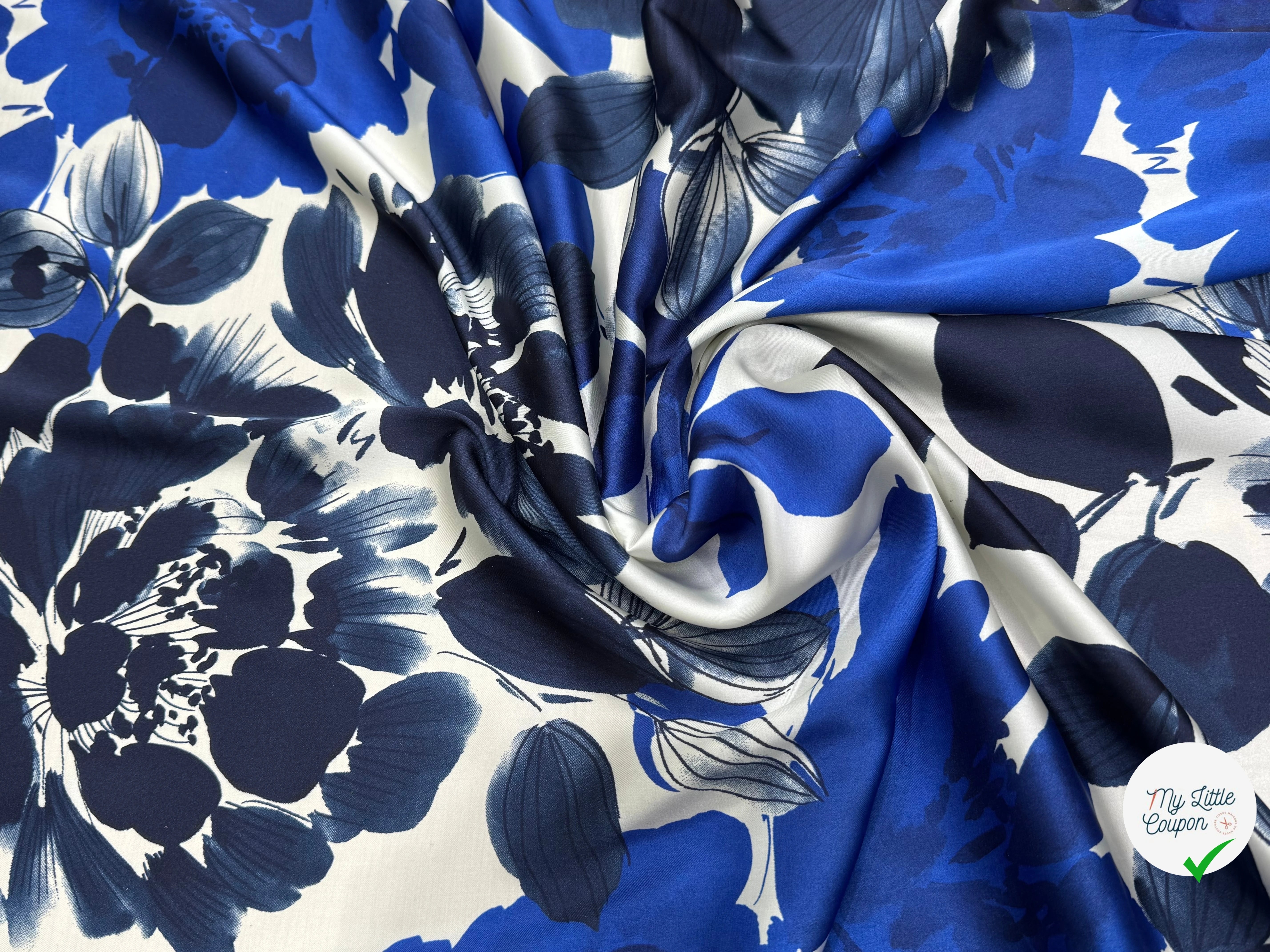 SATIN FOND BLANC MOTIFS GROSSES FLEURS BLEU - My Little Coupon