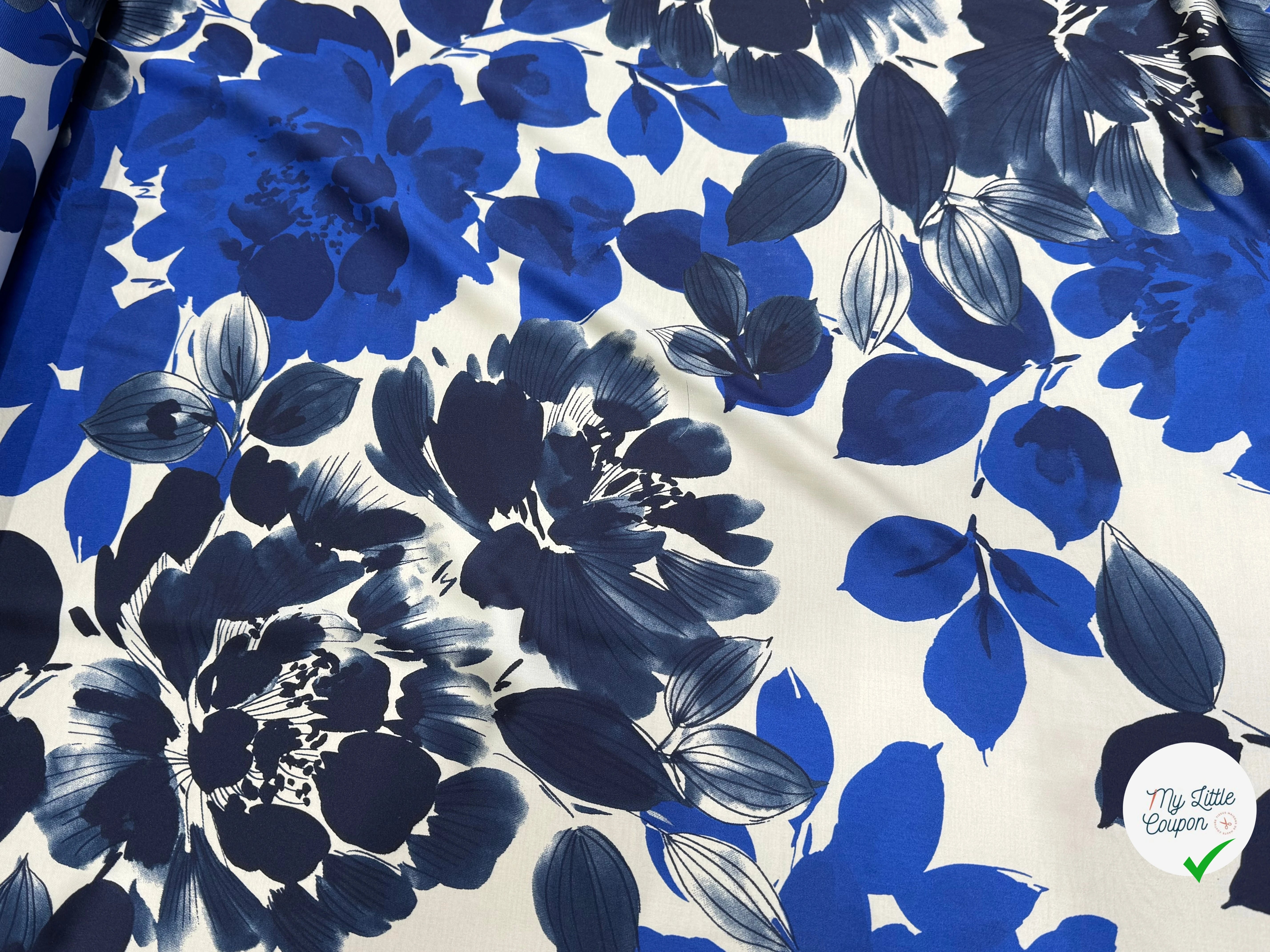 SATIN FOND BLANC MOTIFS GROSSES FLEURS BLEU - My Little Coupon