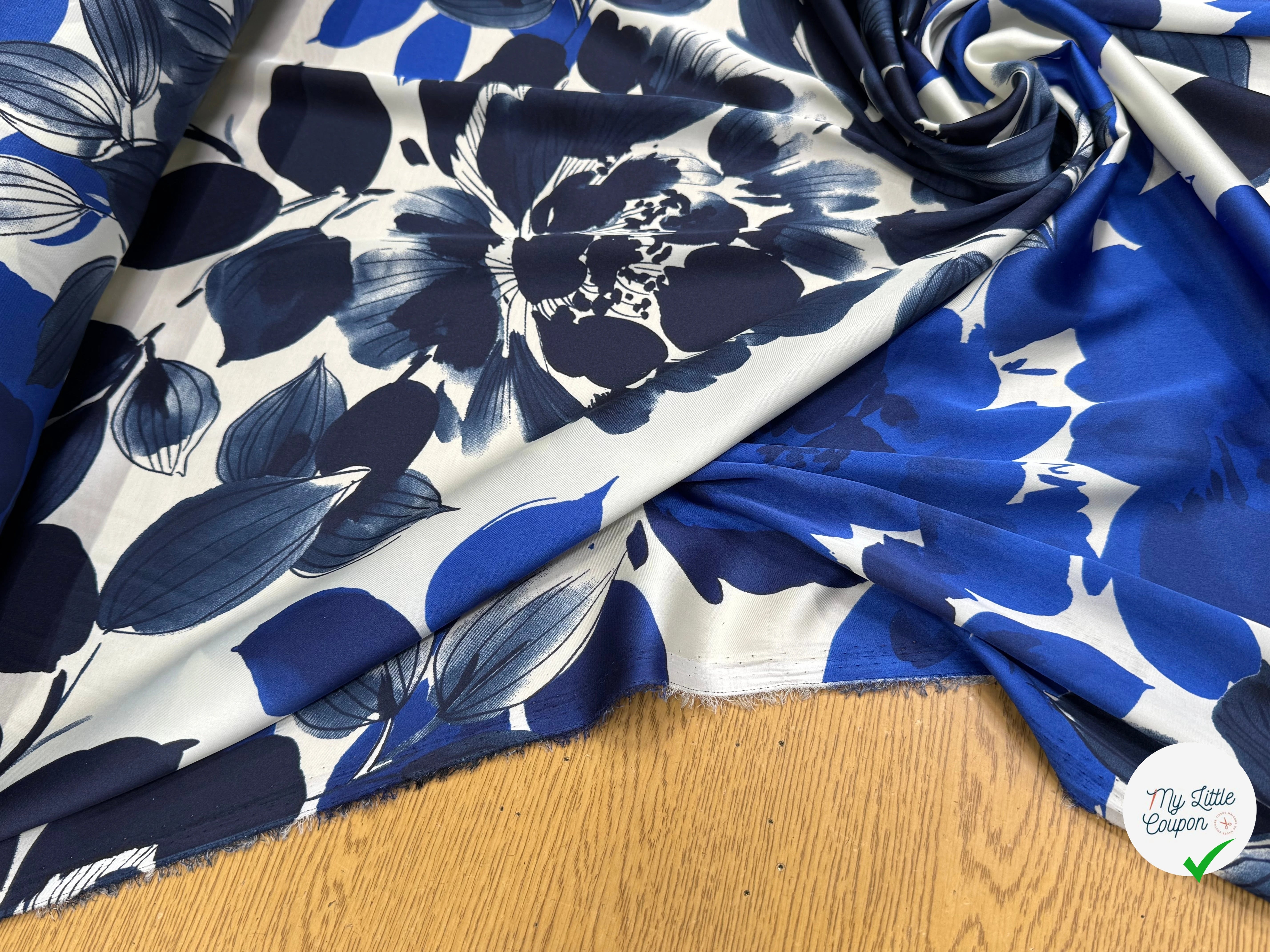 SATIN FOND BLANC MOTIFS GROSSES FLEURS BLEU - My Little Coupon