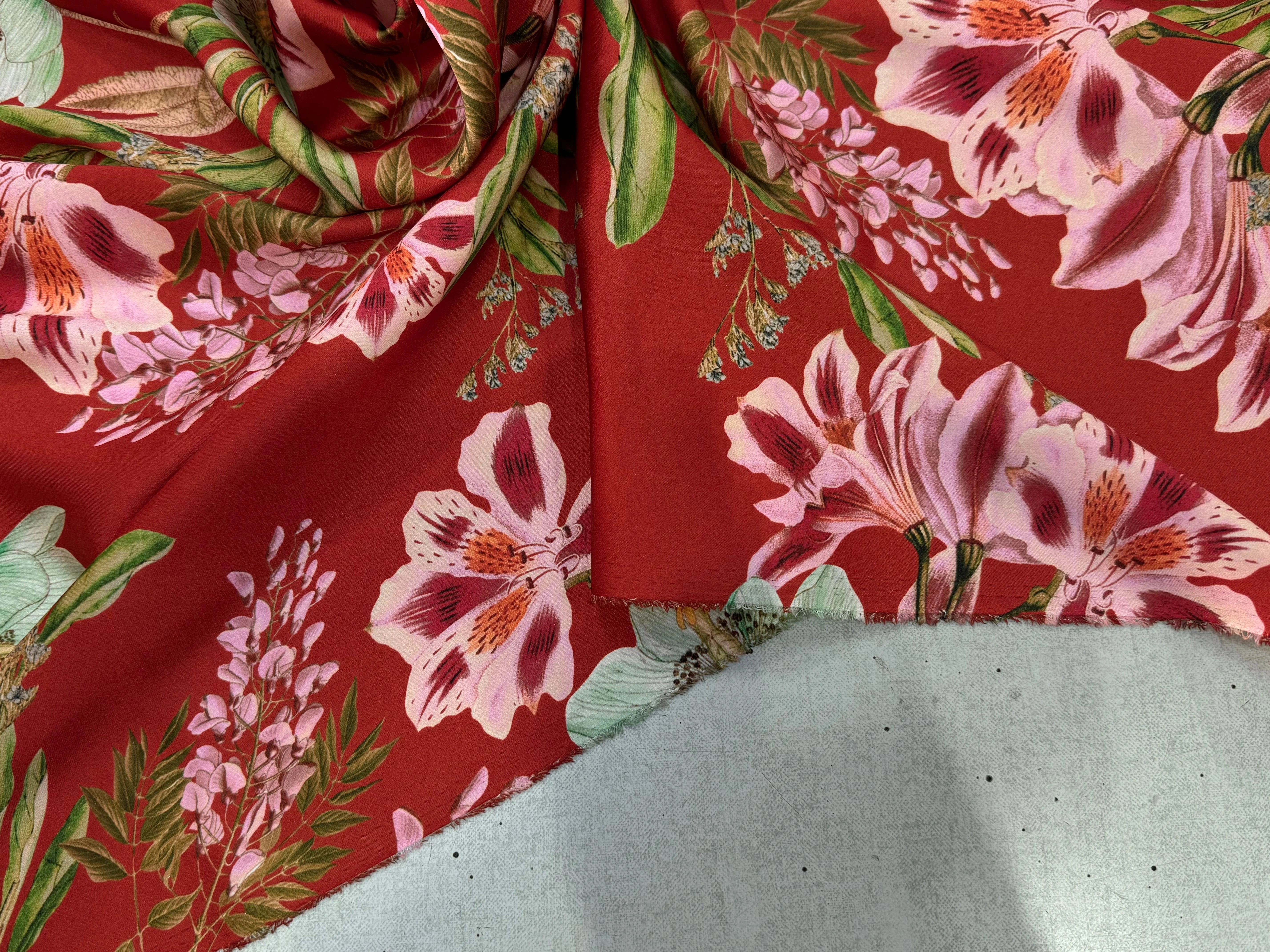 SATIN GARDEN ROUGE GROSSES FLEURS ROSES ET FEUILLAGE VERT - My Little Coupon