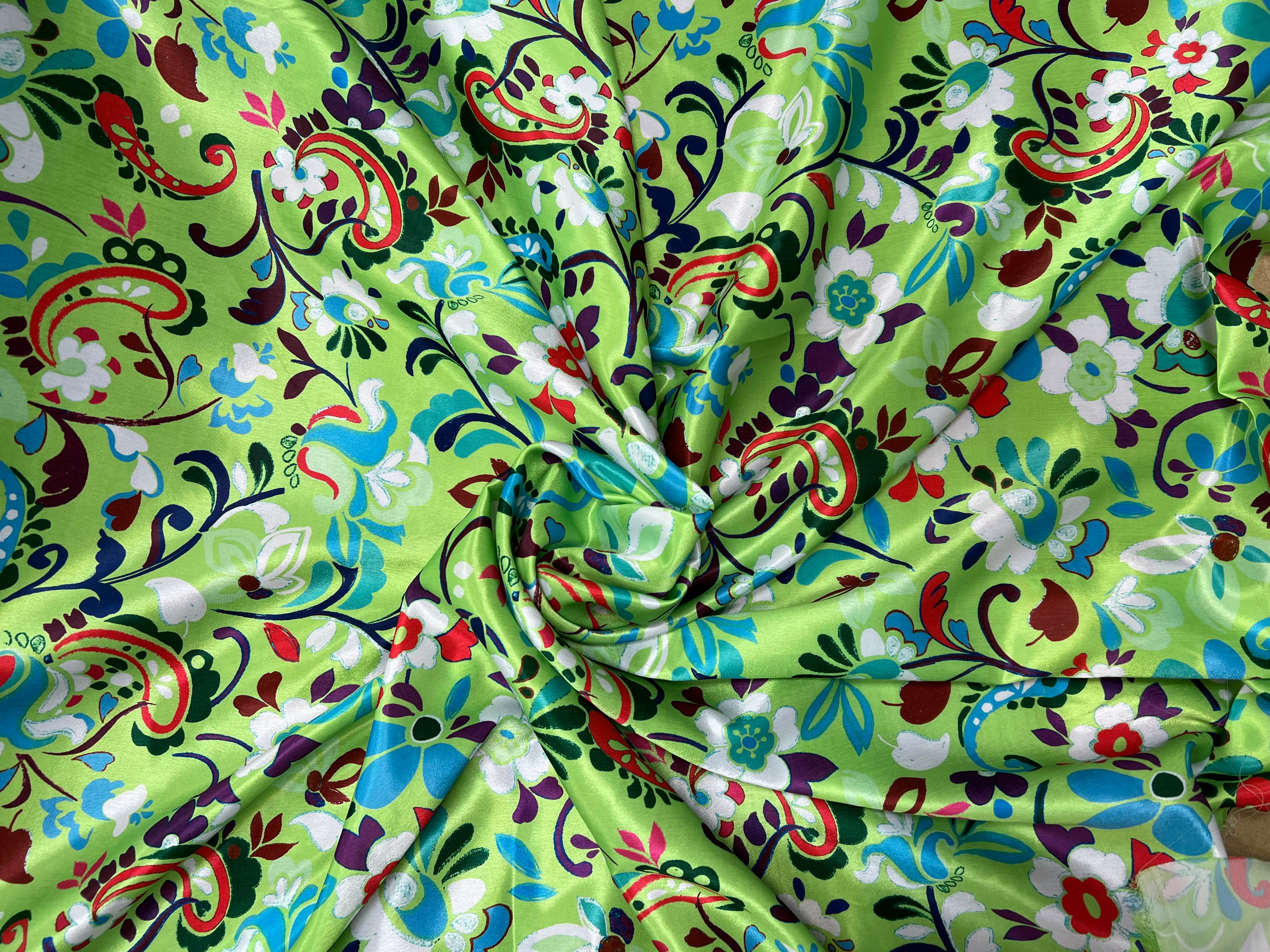 SATIN VELOUTÉ DE JOLIES FLEURS FOND VERT - My Little Coupon