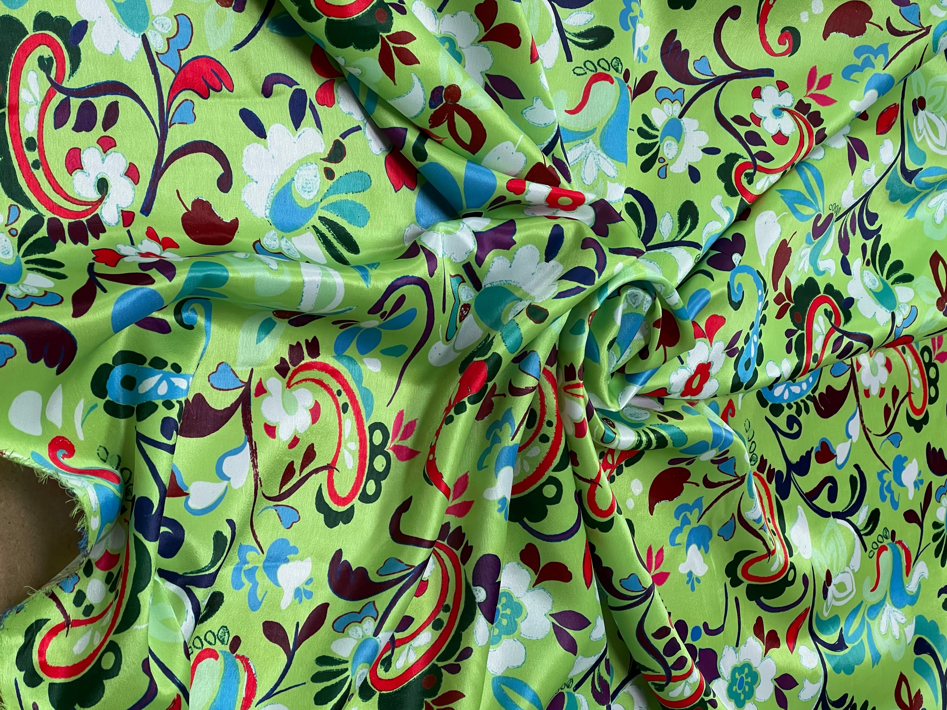 SATIN VELOUTÉ DE JOLIES FLEURS FOND VERT - My Little Coupon