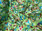 SATIN VELOUTÉ DE JOLIES FLEURS FOND VERT - My Little Coupon