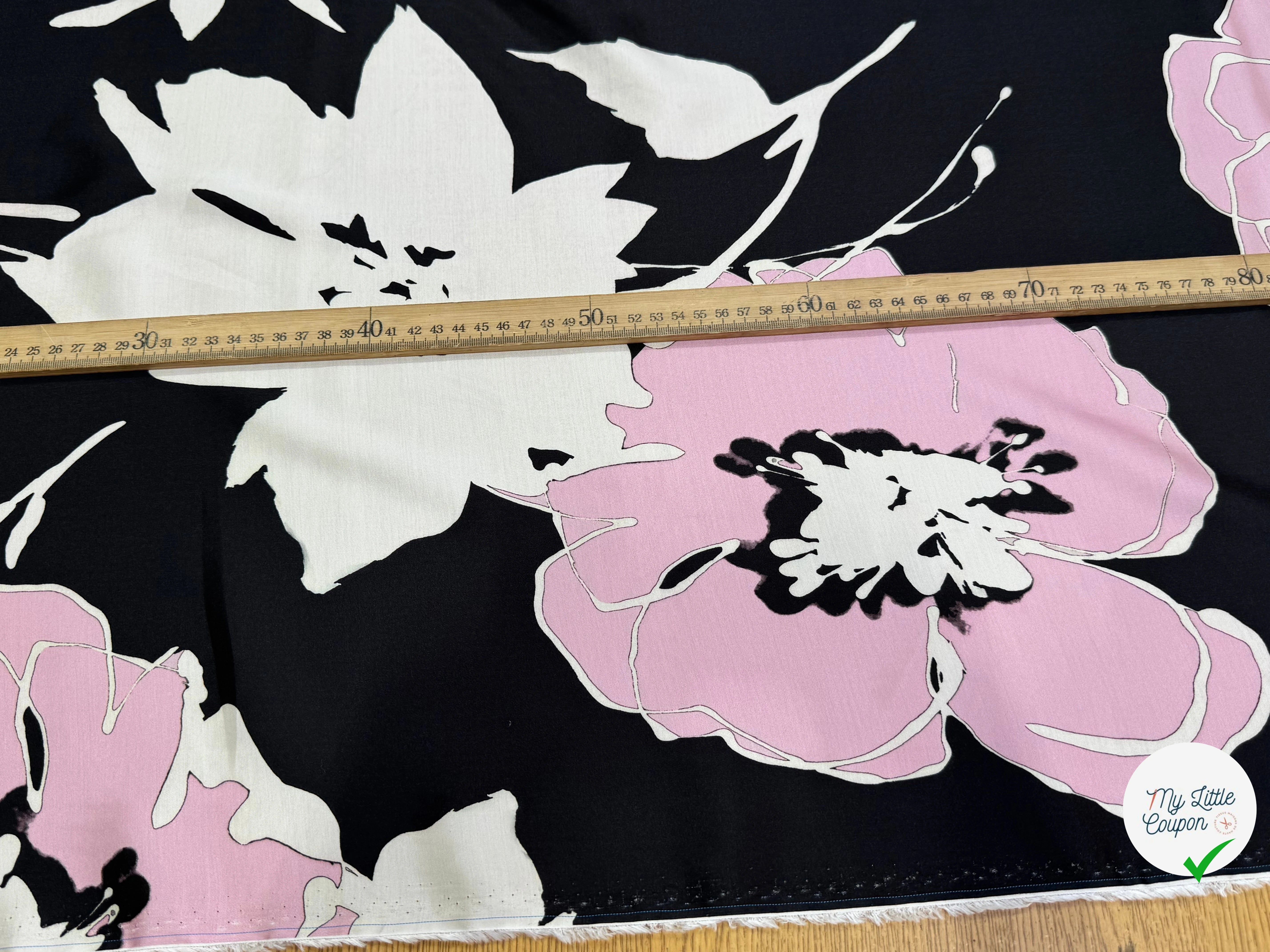 SATIN VISCOSE FLUIDE ET DOUCE FOND NOIR CHIC GROSSES FLEURS - My Little Coupon