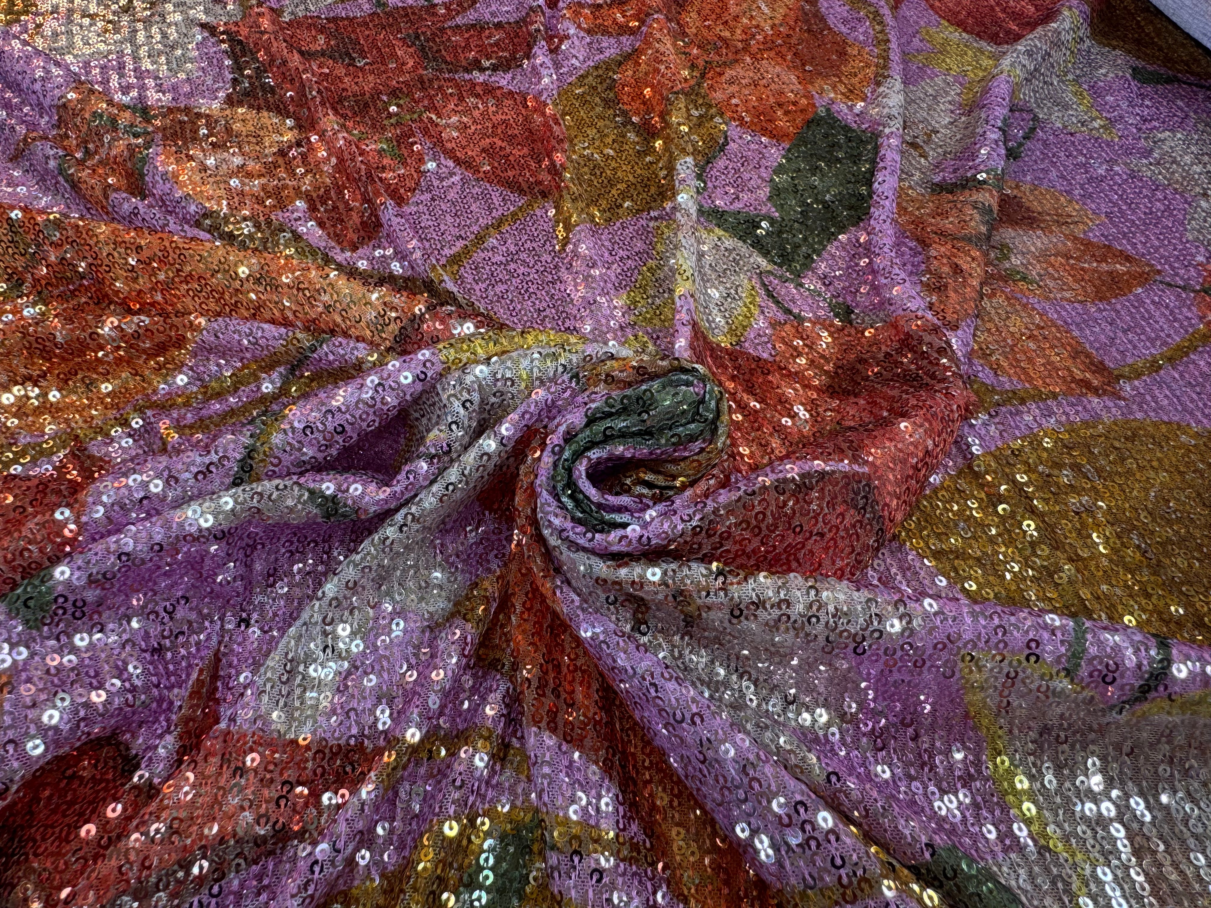SEQUIN FOND ROSE MOTIFS FLEURS JAUNE ORANGE ET VERT - My Little Coupon