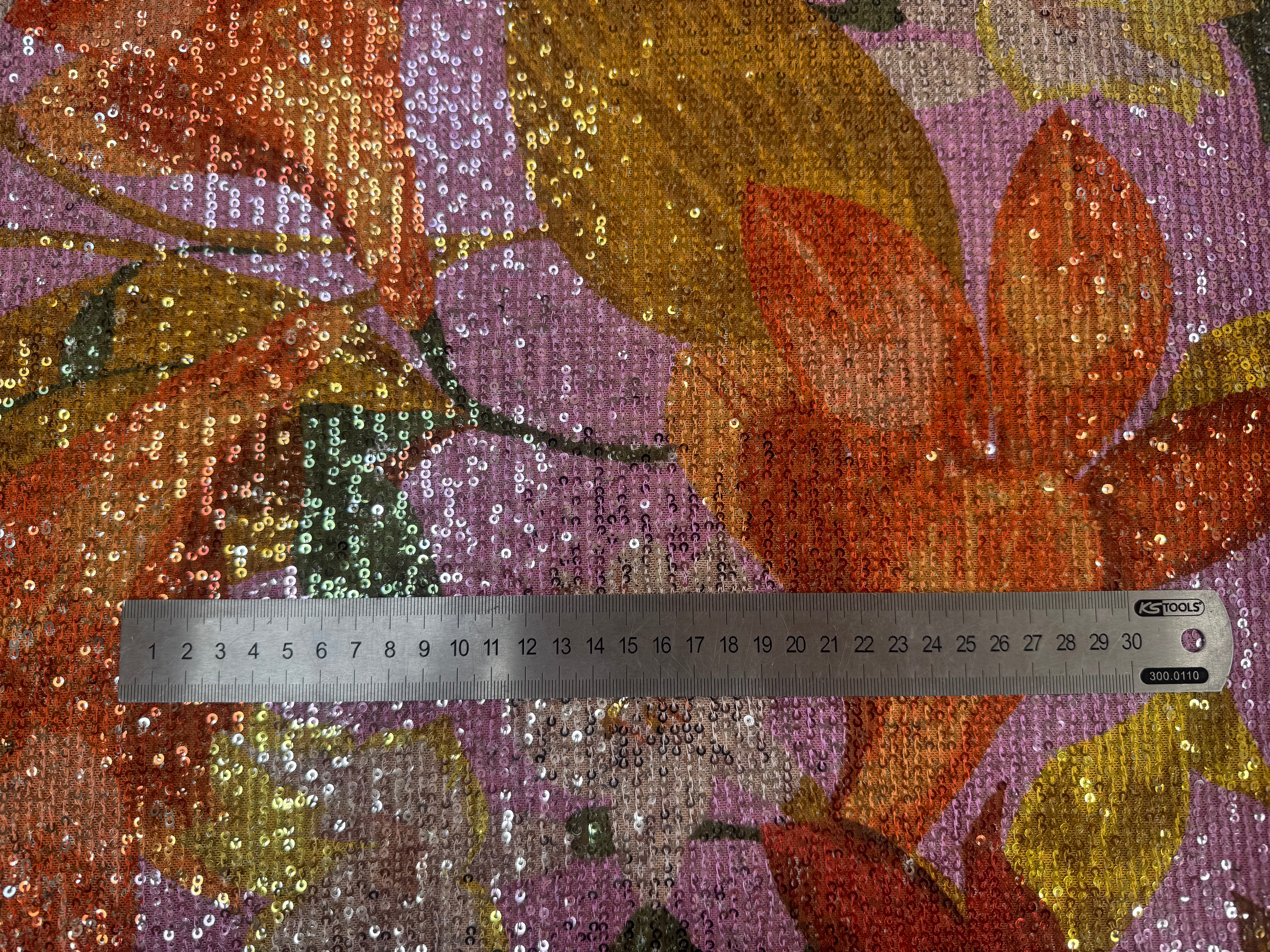 SEQUIN FOND ROSE MOTIFS FLEURS JAUNE ORANGE ET VERT - My Little Coupon
