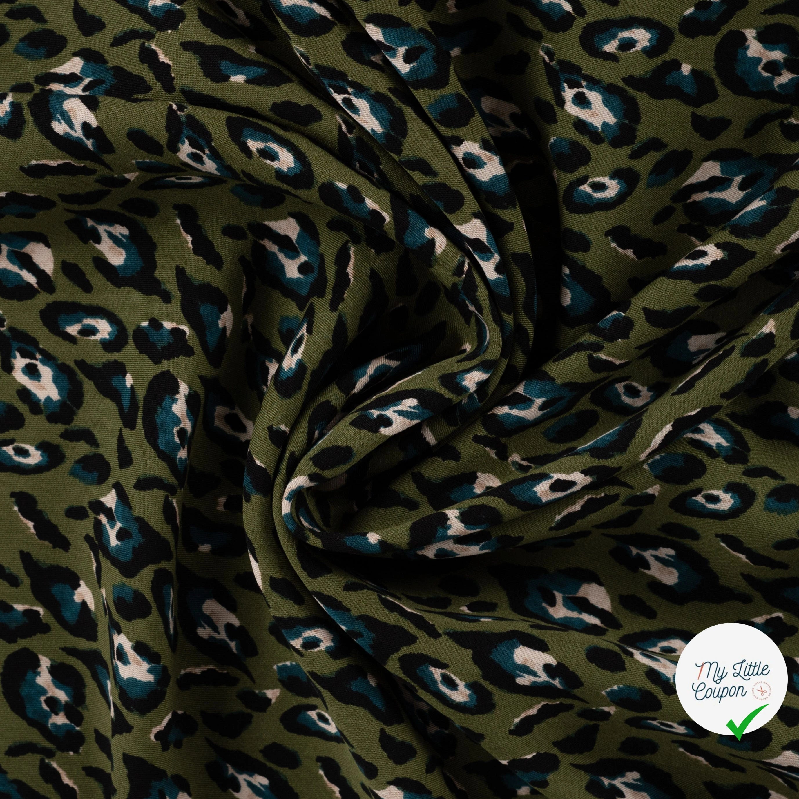 Sergé de viscose imprimé léopard turquoise - drapé