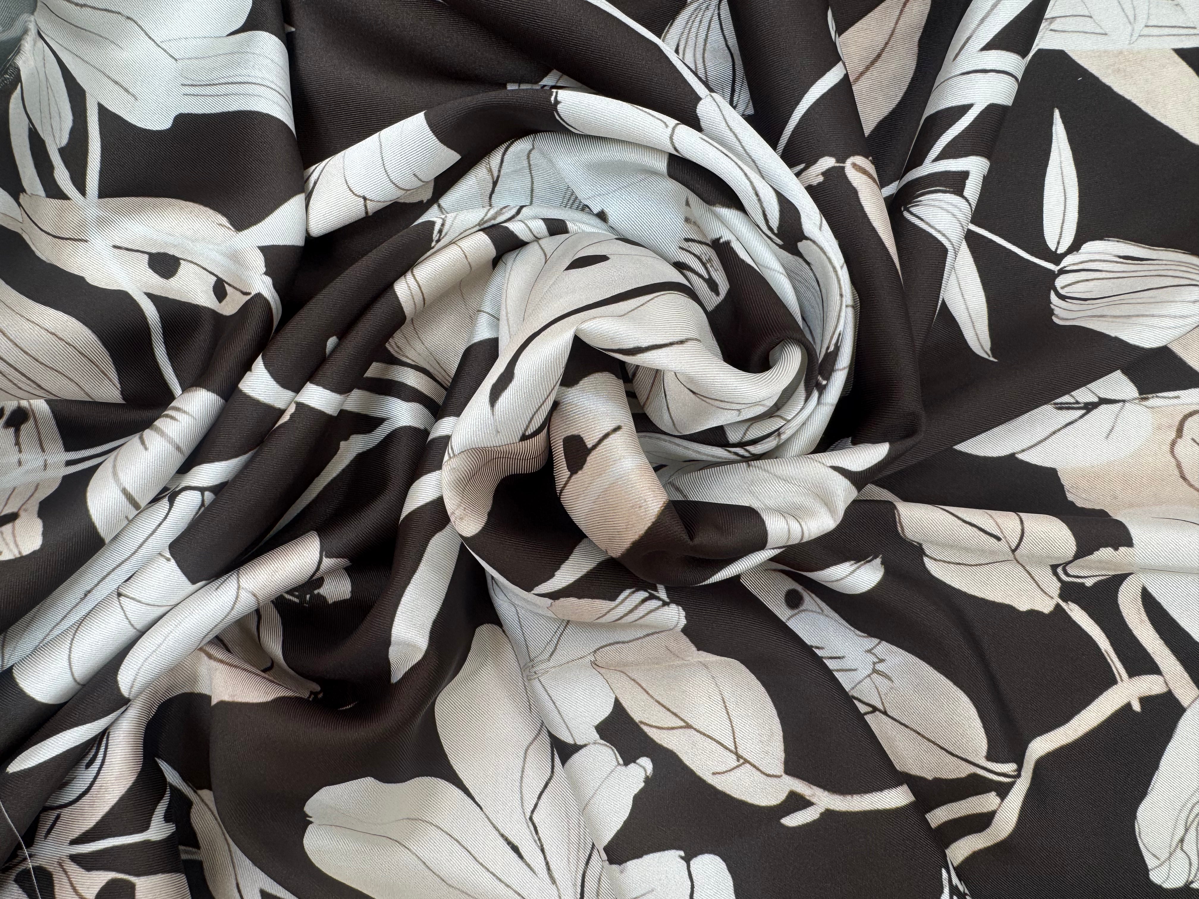 SERGE FLUIDE FOND KAKI AVEC FLEURS BLANCHES - My Little Coupon