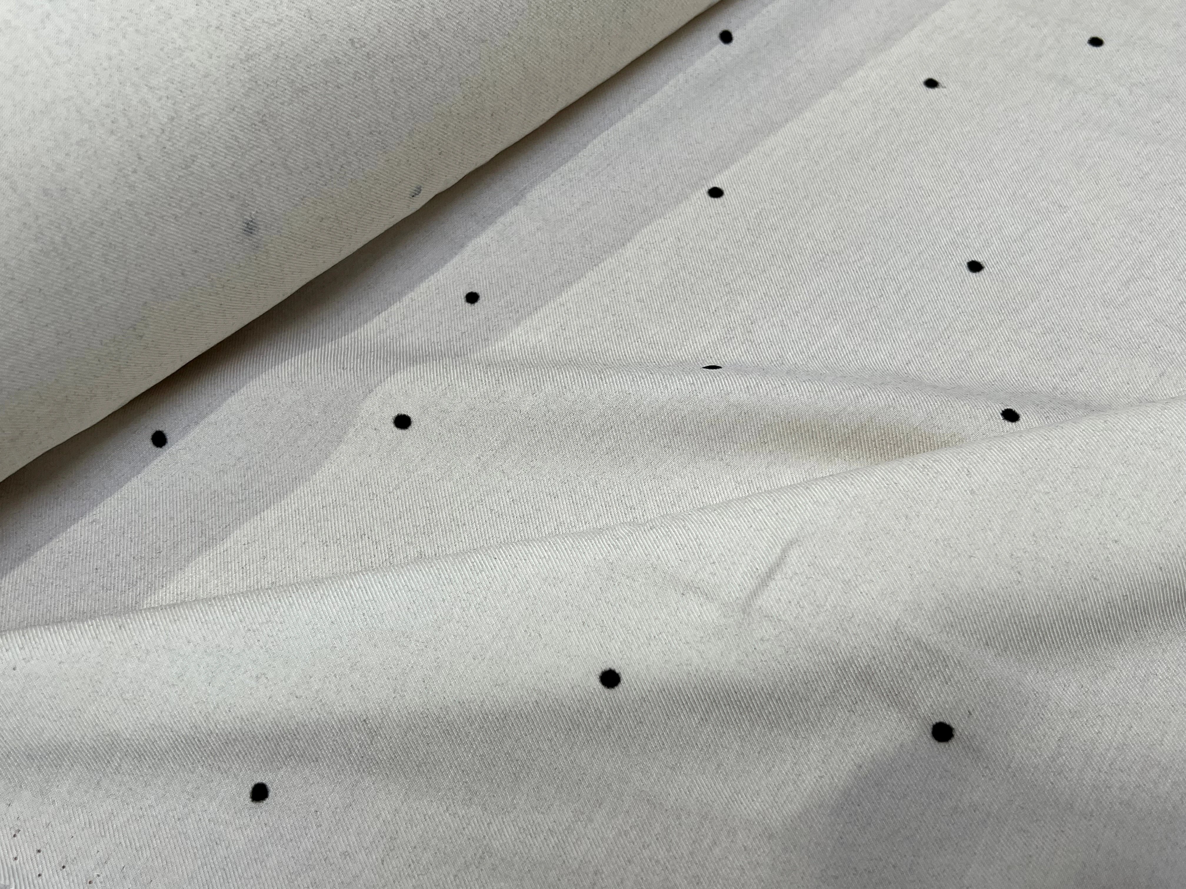 SERGÉ VISCOSE DUVETEUSE BLANC CASSÉ FLUIDE POIS NOIR - My Little Coupon