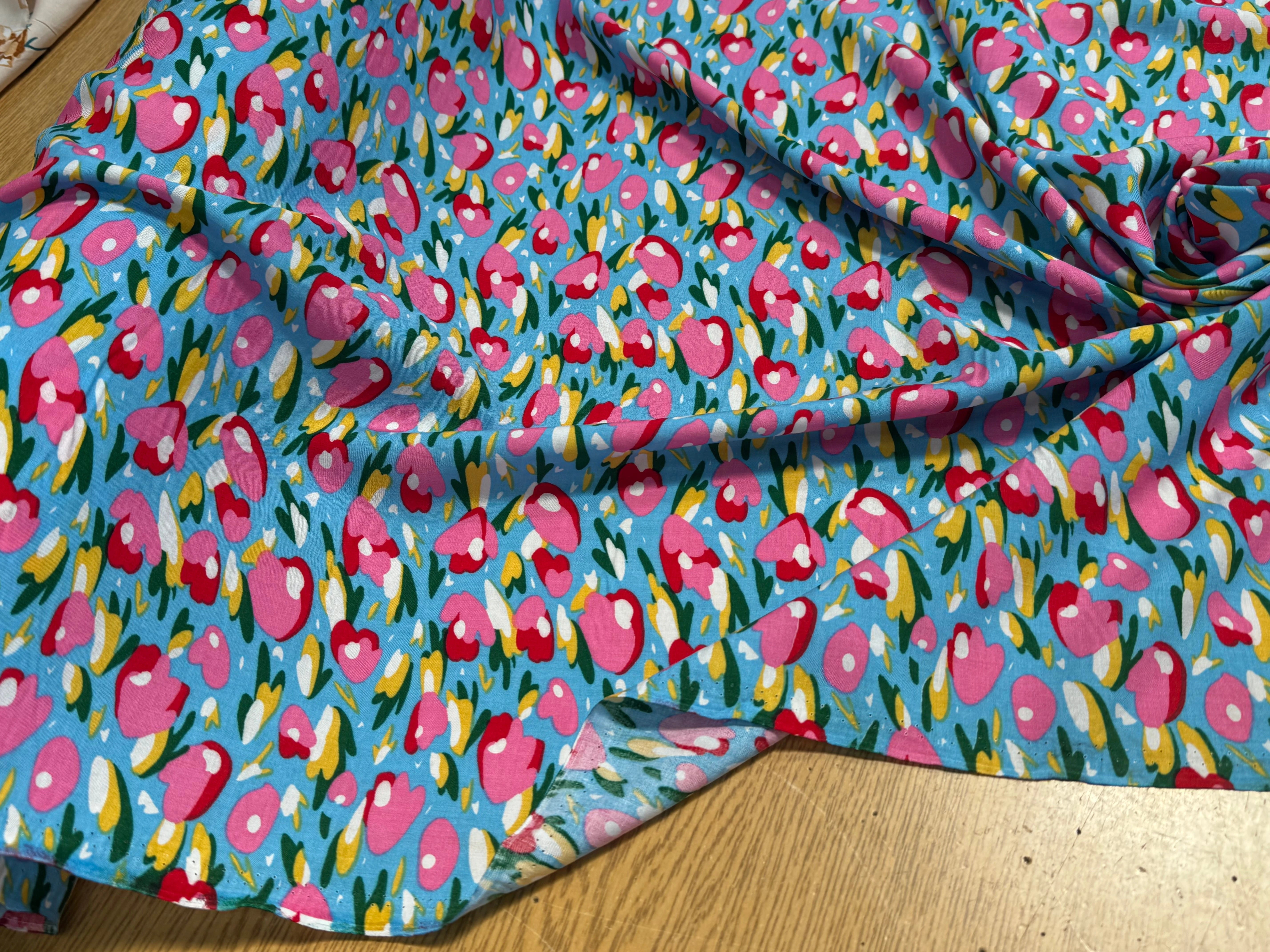 TISSU 100% VISCOSE FOND BONNIE BLUE IMPRIMÉ TULIP - My Little Coupon