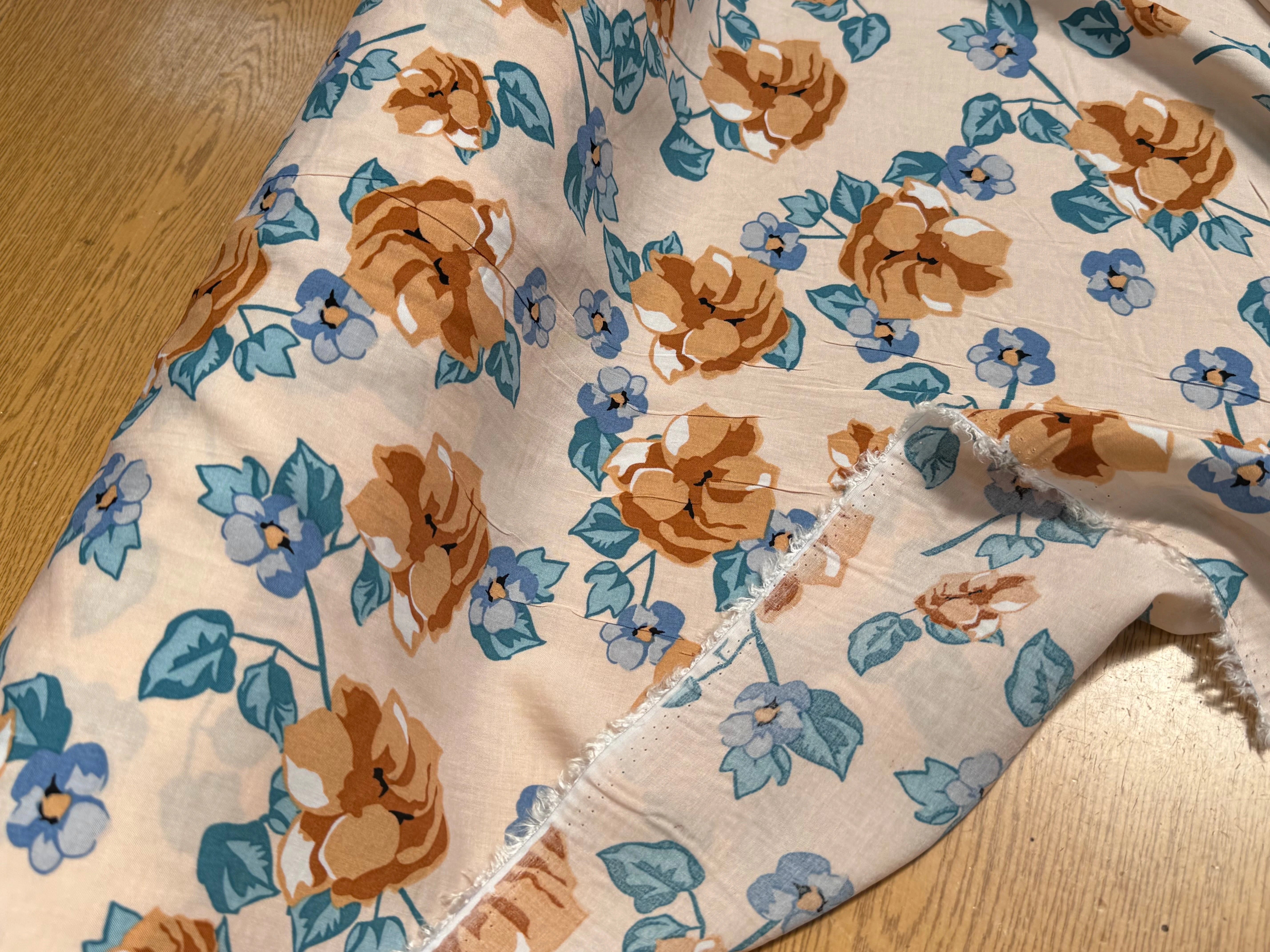 TISSU 100% VISCOSE IMPRIMÉ BRANCHES À FLEURS FOND CREME - My Little Coupon