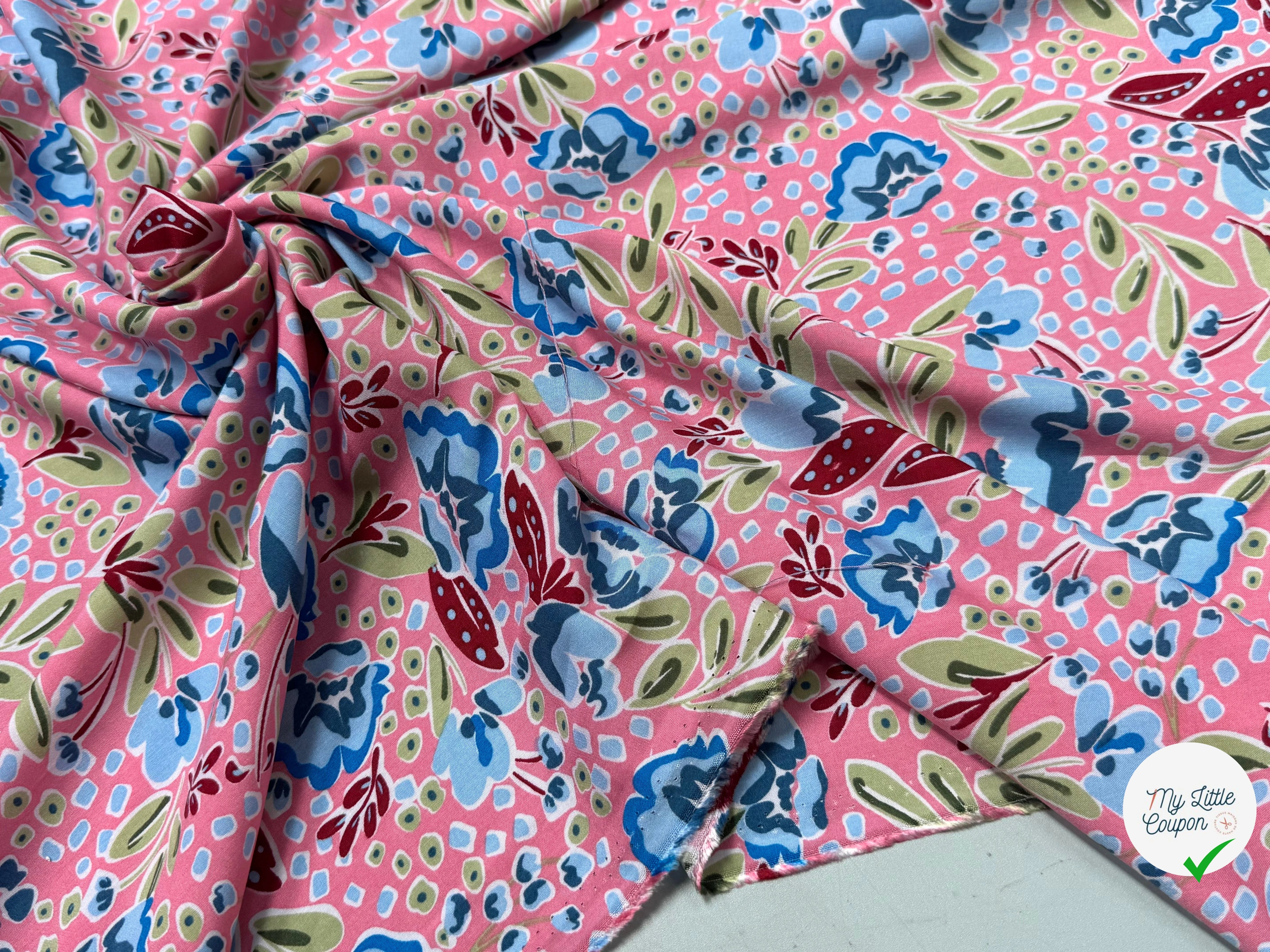 TISSU 100% VISCOSE IMPRIMÉ FEUILLAGES FOND ROSE - My Little Coupon