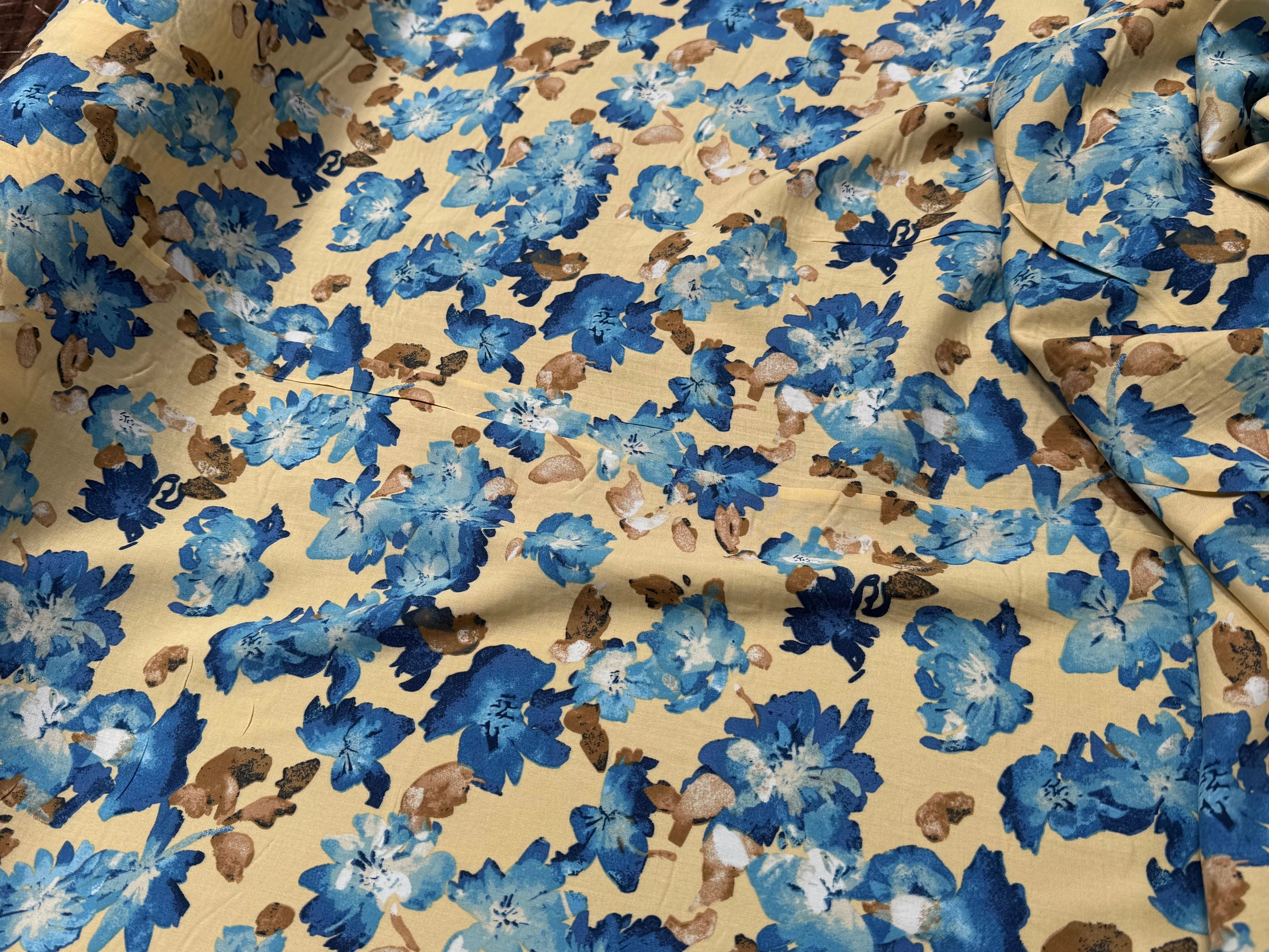 TISSU 100% VISCOSE IMPRIMÉ GROSSES BASES DE FLEURS FOND CAMEL - My Little Coupon