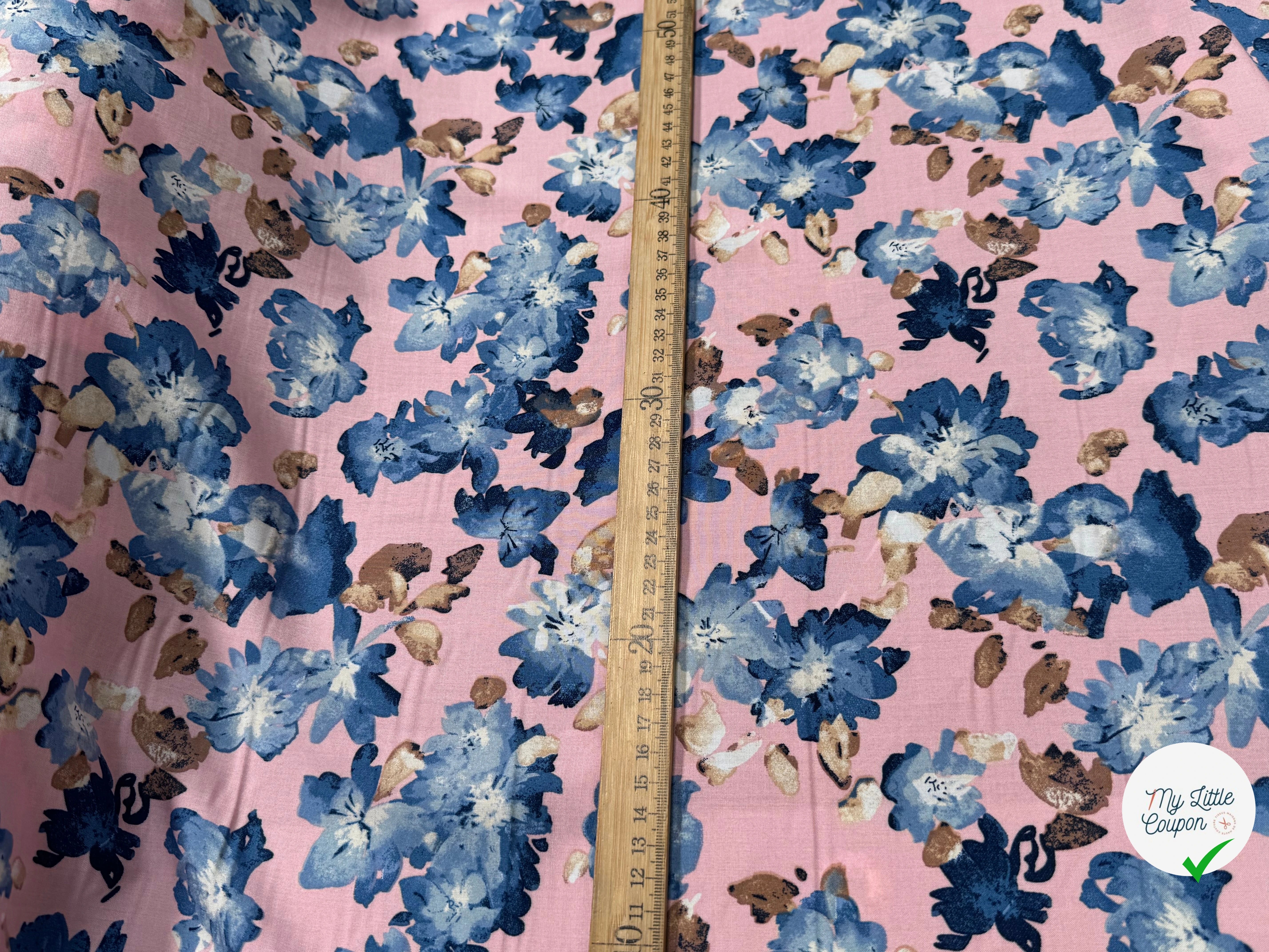 TISSU 100% VISCOSE IMPRIMÉ GROSSES BASES DE FLEURS FOND ROSE - My Little Coupon