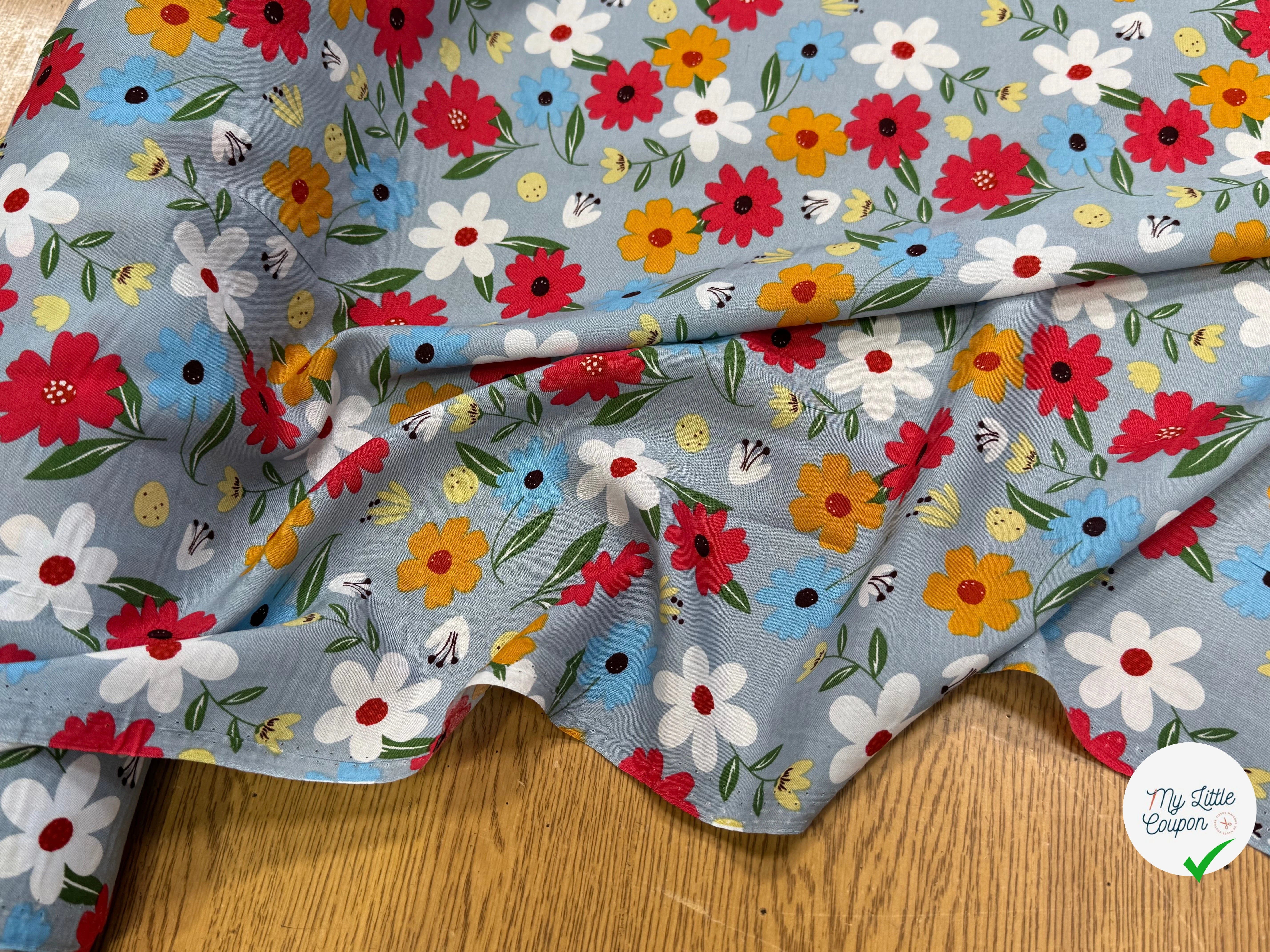 TISSU 100% VISCOSE IMPRIMÉ JOLIES FLEURS FOND GRIS BLEUTÉ - My Little Coupon