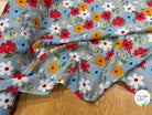 TISSU 100% VISCOSE IMPRIMÉ JOLIES FLEURS FOND GRIS BLEUTÉ - My Little Coupon