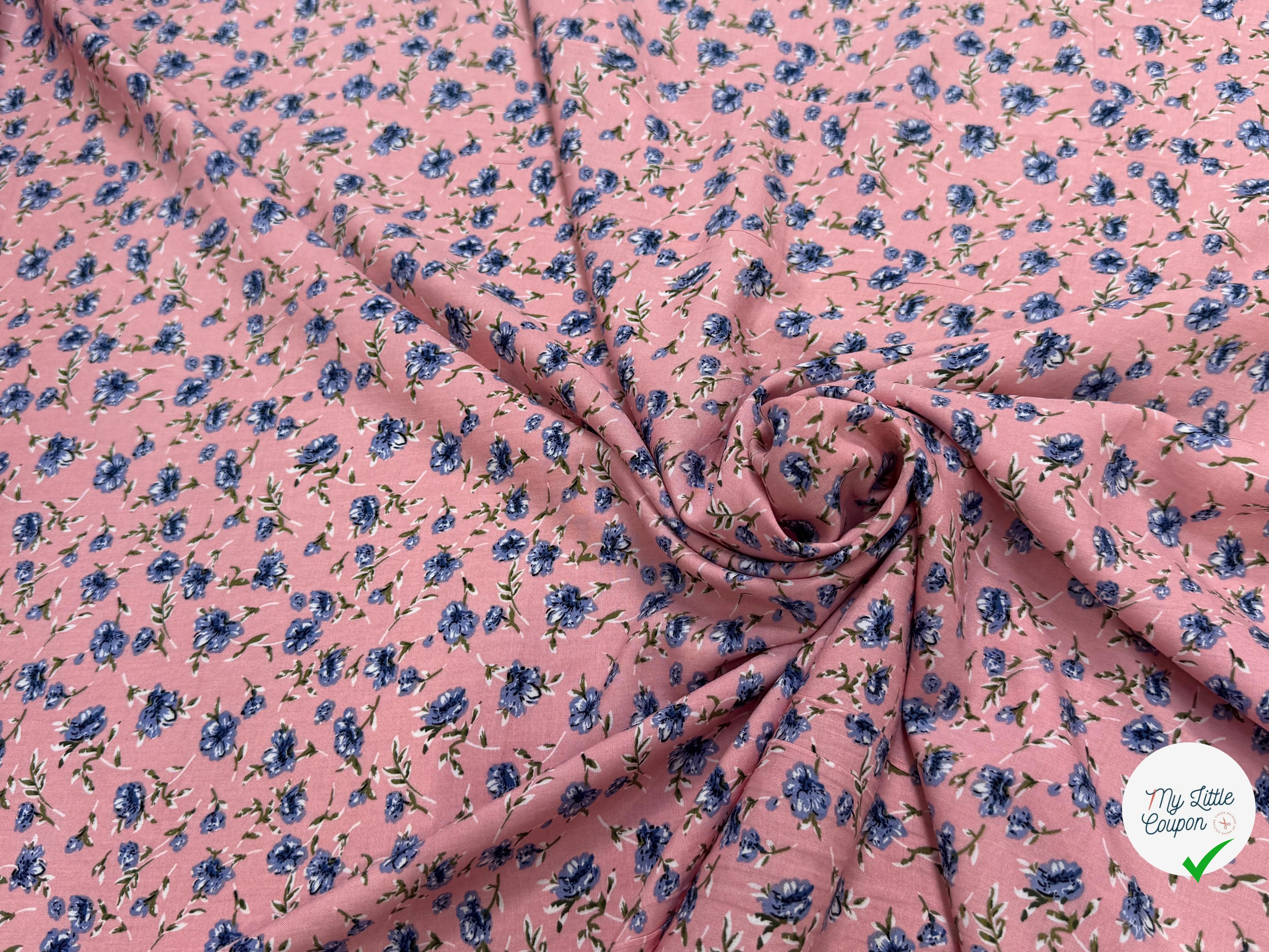 TISSU 100% VISCOSE IMPRIMÉ MINI FLEURS FOND BLEU ROSE - My Little Coupon