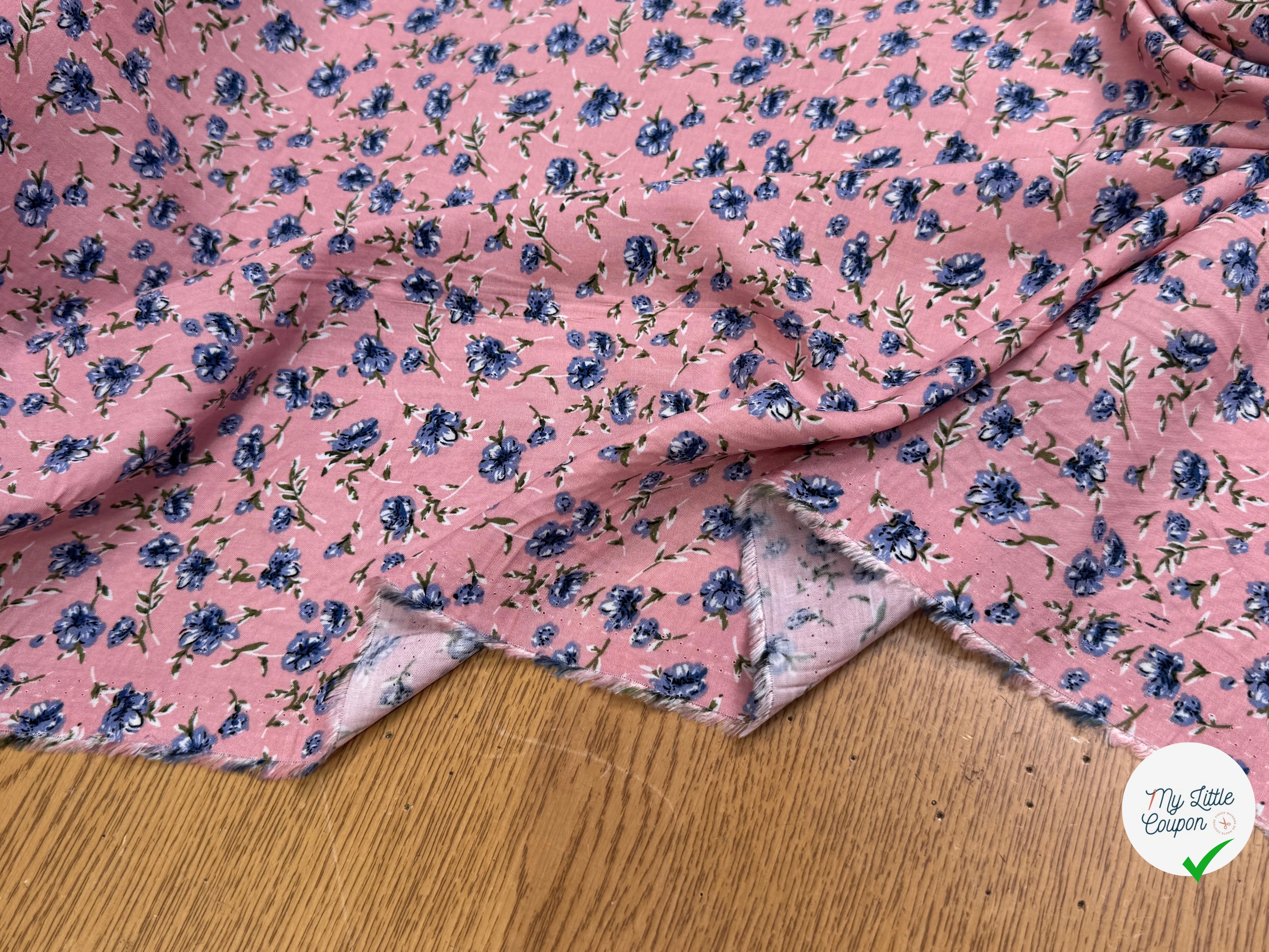 TISSU 100% VISCOSE IMPRIMÉ MINI FLEURS FOND BLEU ROSE - My Little Coupon
