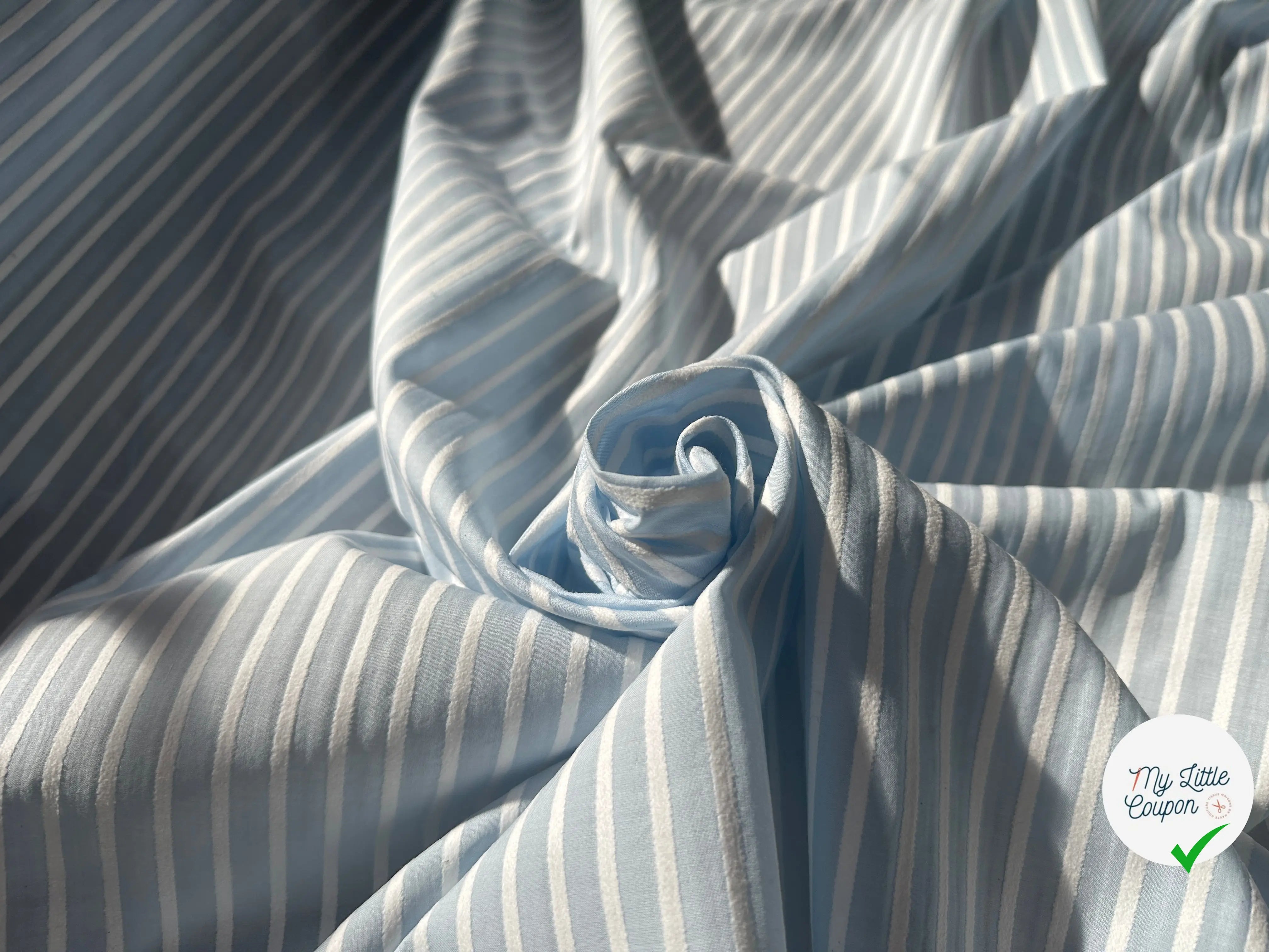 TISSU COTON BLEU CIEL À RAYURES DUVETEUSES - My Little Coupon