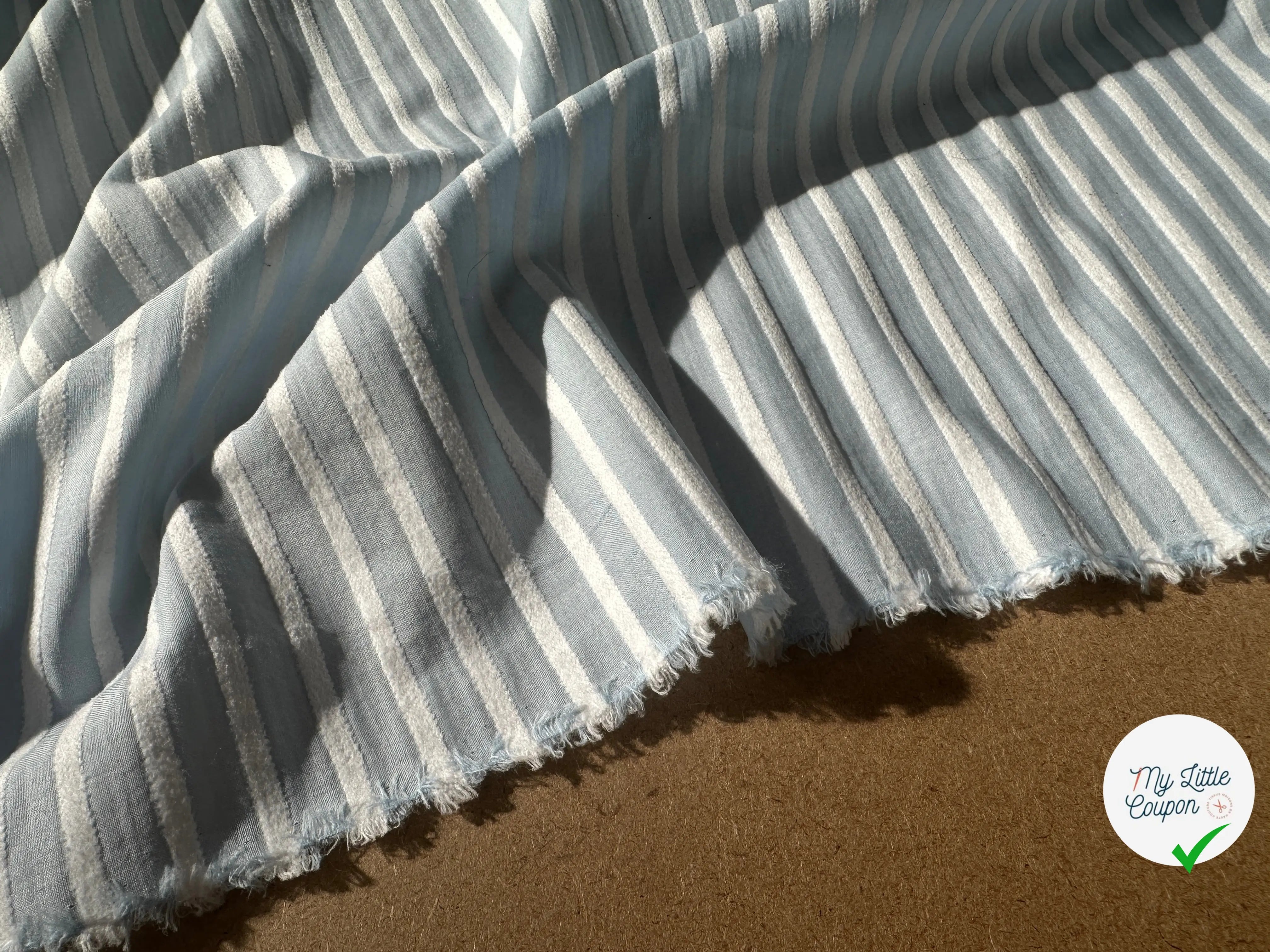 TISSU COTON BLEU CIEL À RAYURES DUVETEUSES - My Little Coupon