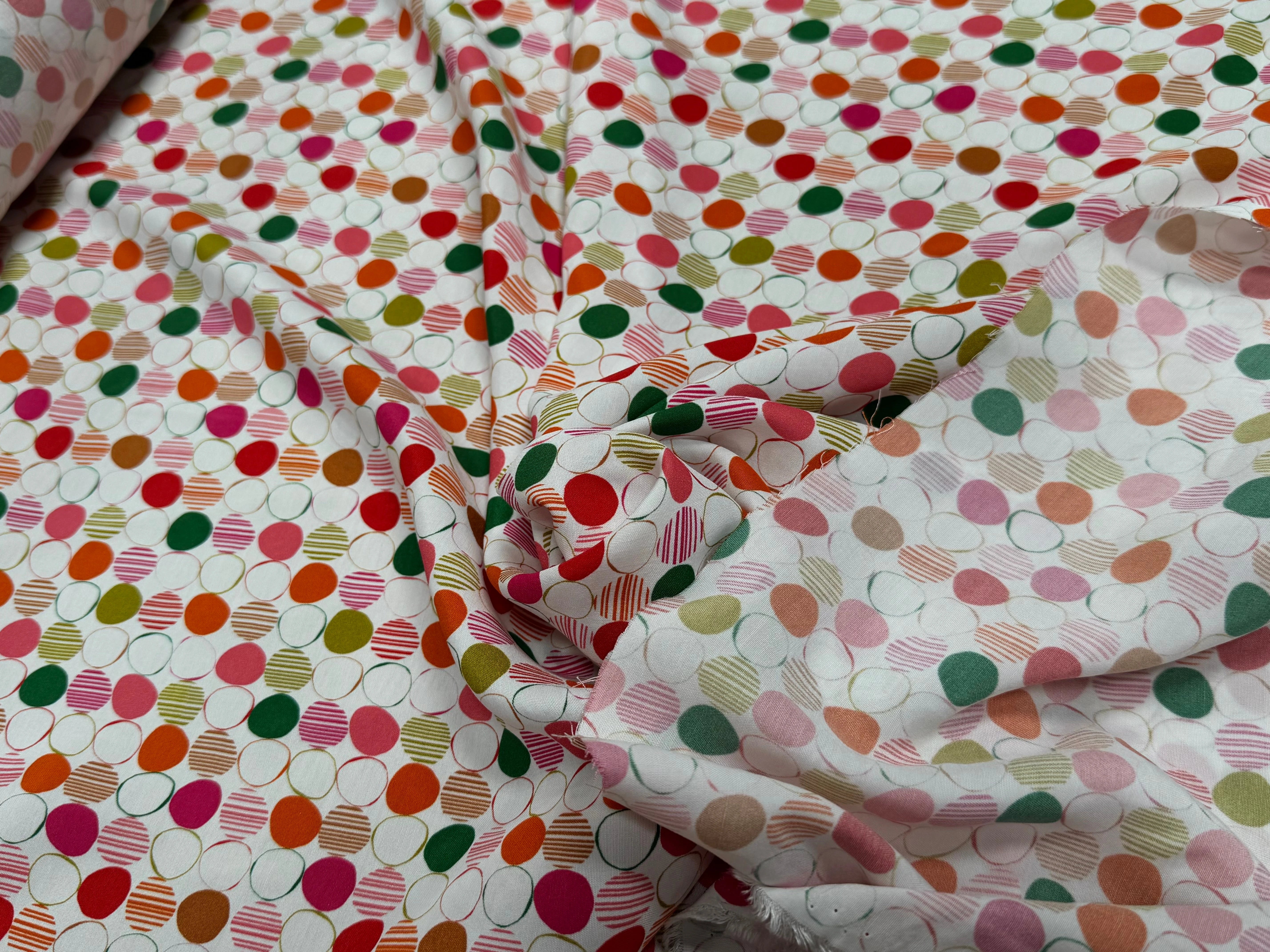 TISSU CRÊPE DE VISCOSE IMPRIMÉ POIS MULTICOLORES FANTASY ROND MULTIROUGE - My Little Coupon
