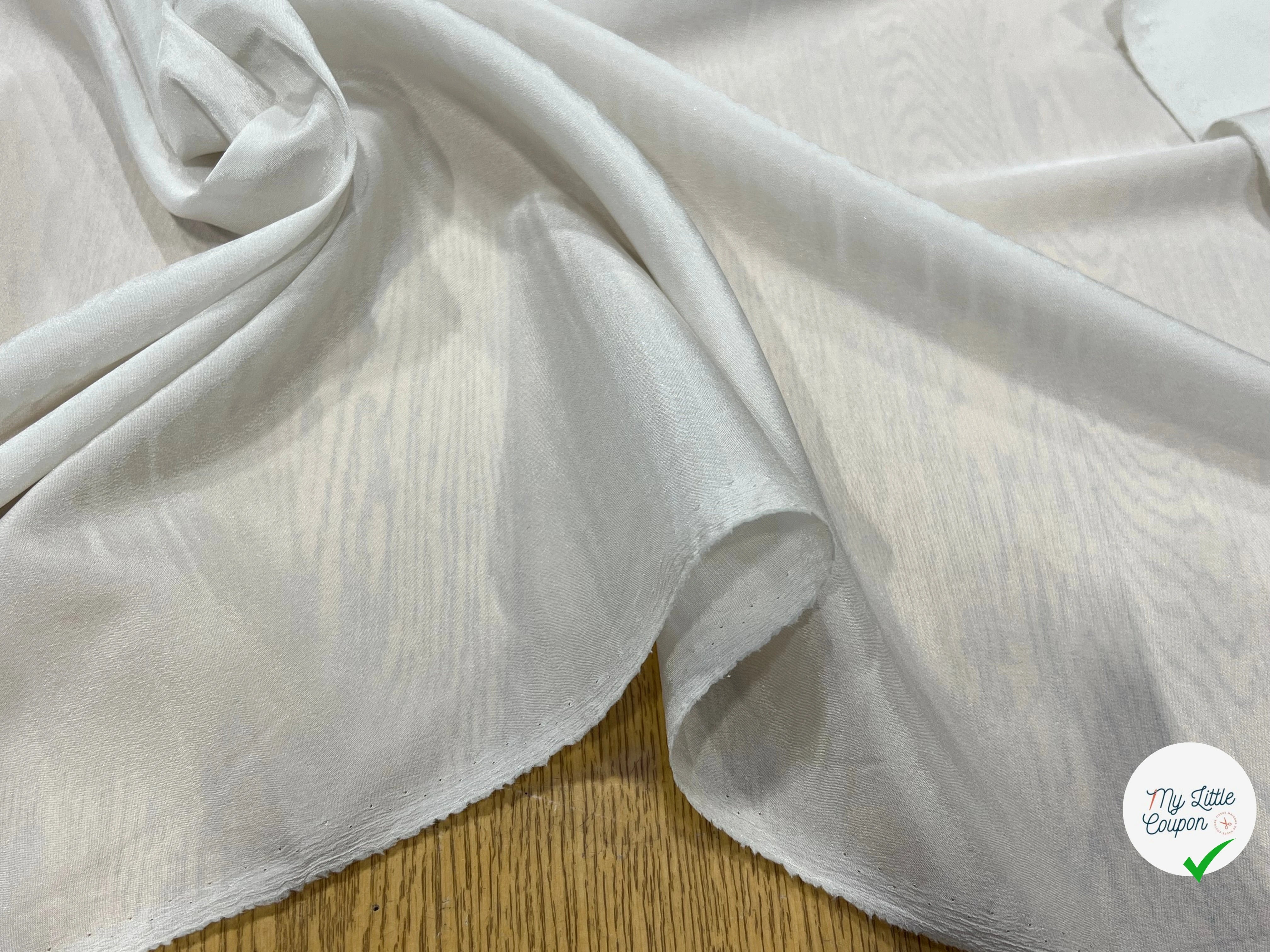 TISSU CREPE LÉGÈREMENT SATINÉ FLUIDE BLANC CASSÉ - My Little Coupon