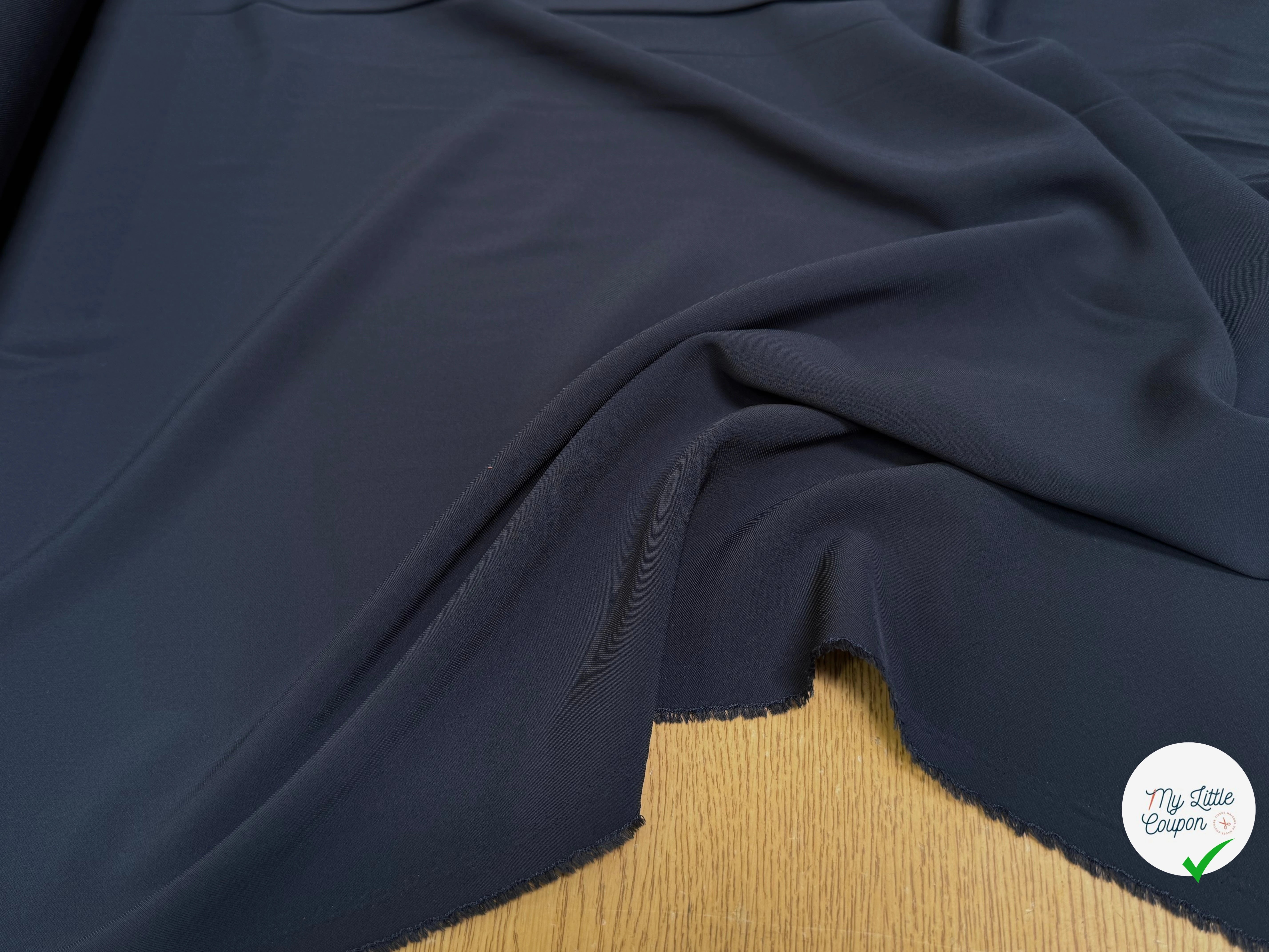 TISSU FINEMENT SERGÉ FLUIDE STRETCH BLEU CARBONE - My Little Coupon