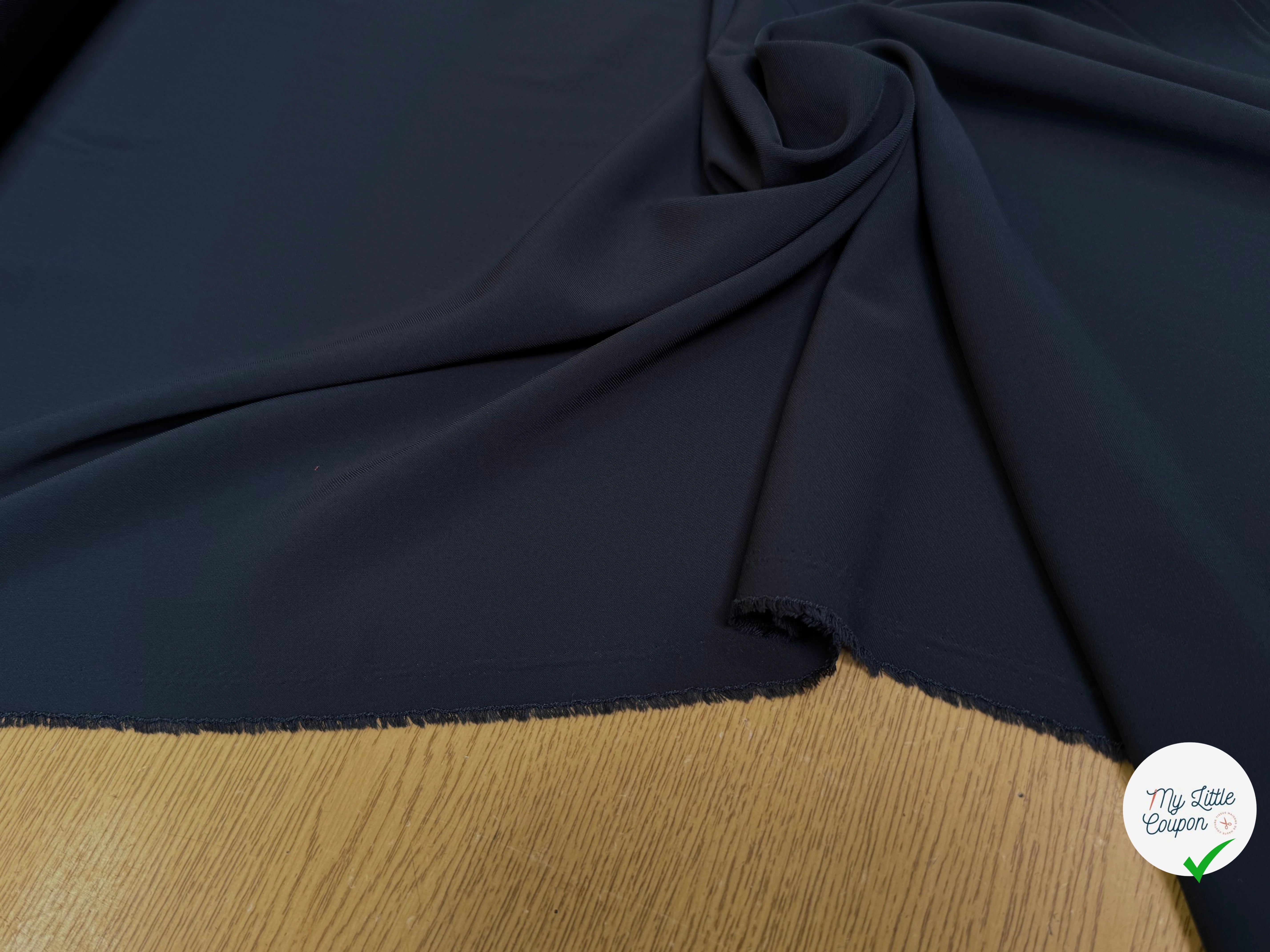 TISSU FINEMENT SERGÉ FLUIDE STRETCH BLEU CARBONE - My Little Coupon
