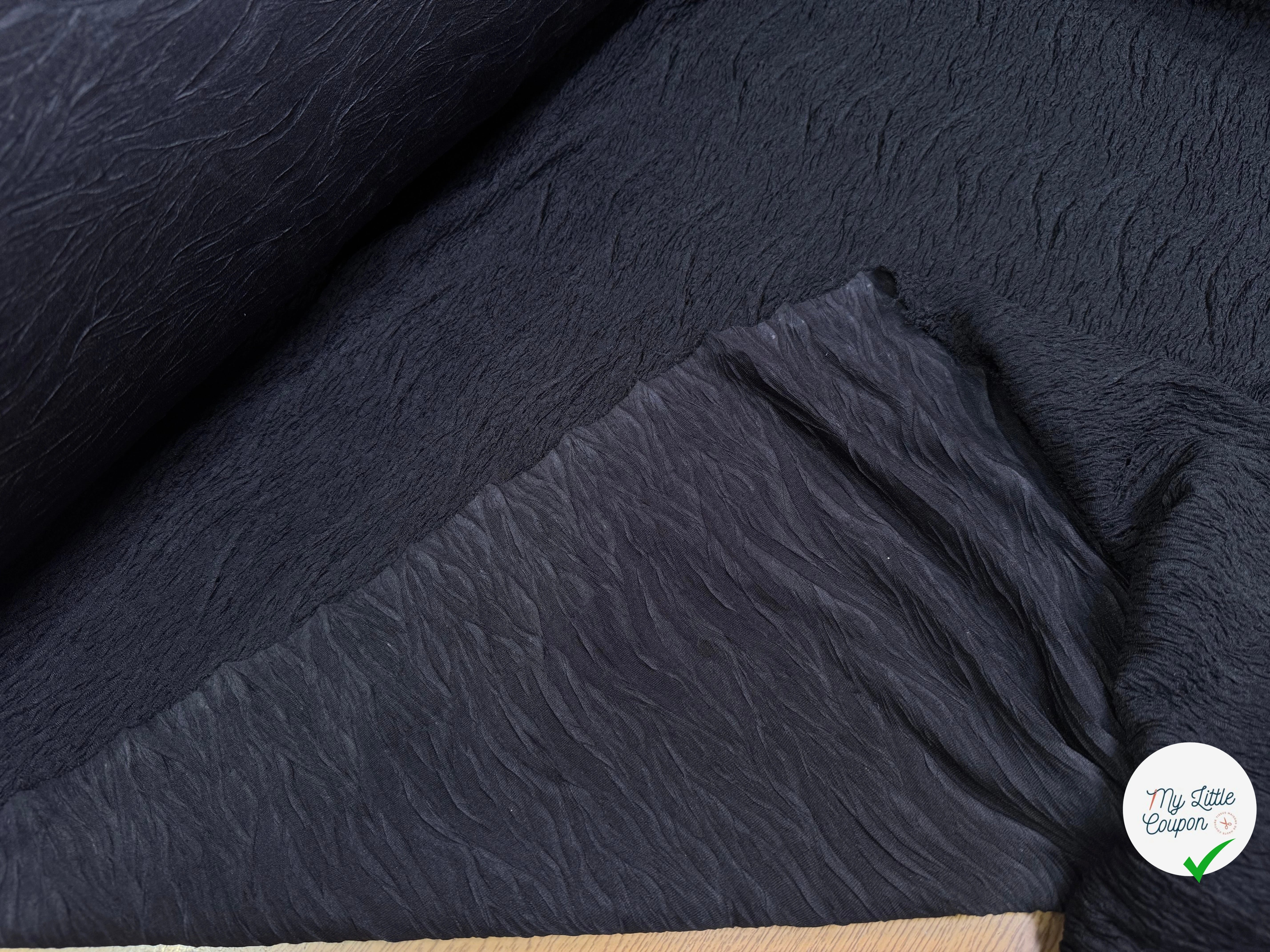 Tissu fluide cloqué stretch noir - texture en gros plan