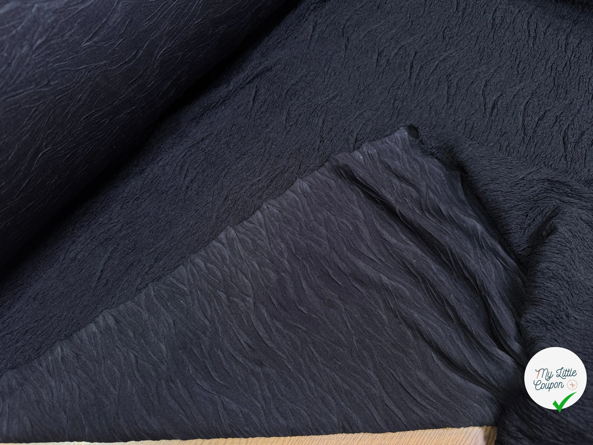 Tissu fluide cloqué stretch noir - texture en gros plan