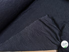 Tissu fluide cloqué stretch noir - texture en gros plan