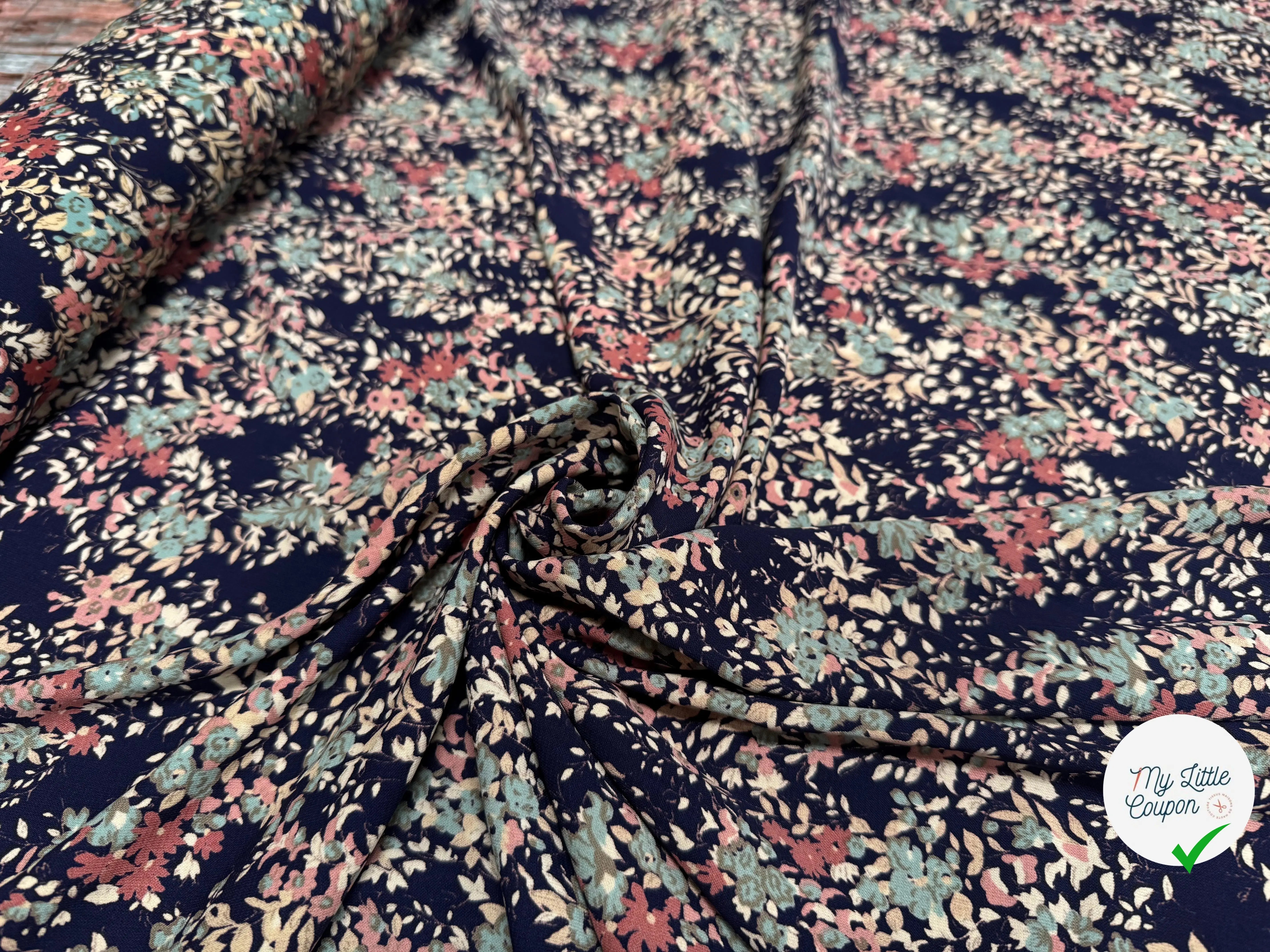 TISSU FLUIDE IMPRIMÉ FLORAL PRINTEMPS SUR FOND BLEU - My Little Coupon