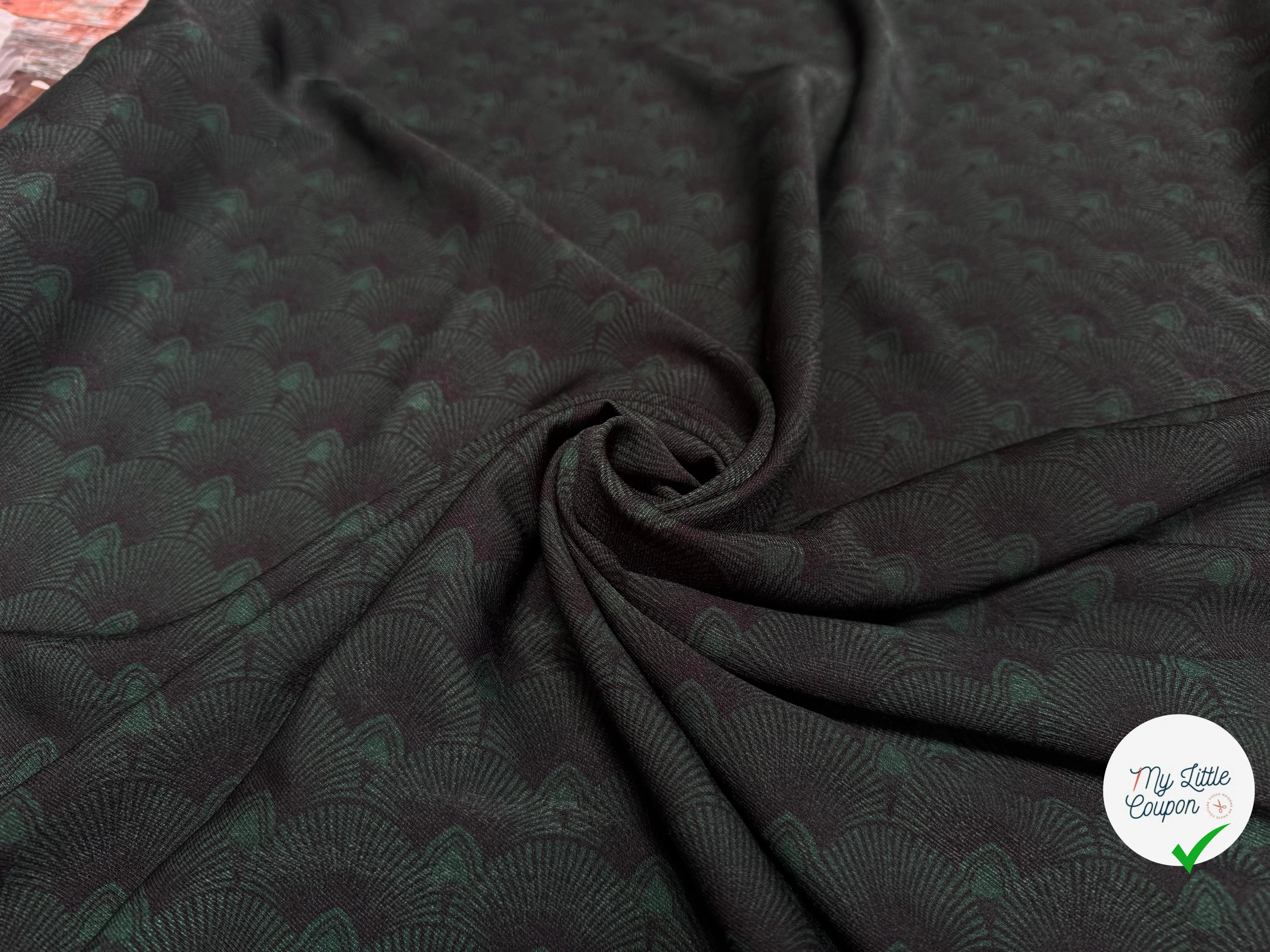 TISSU FLUIDE IMPRIMÉ MOTIF FEUILLAGE VERT ET BLEU MARINE - My Little Coupon