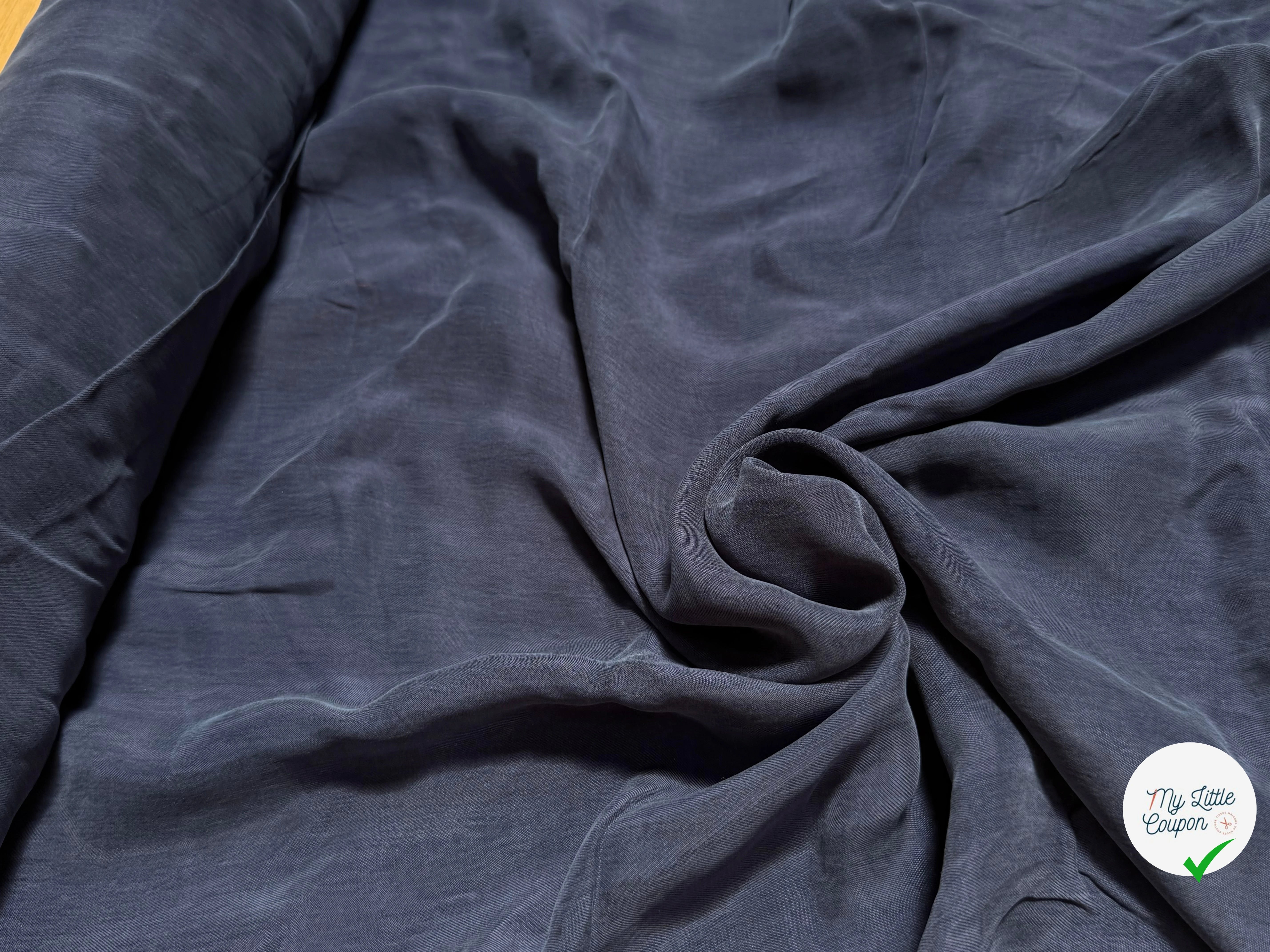 TISSU FLUIDE PEACHSKIN 100% CUPRO BLEU MARINE - My Little Coupon
