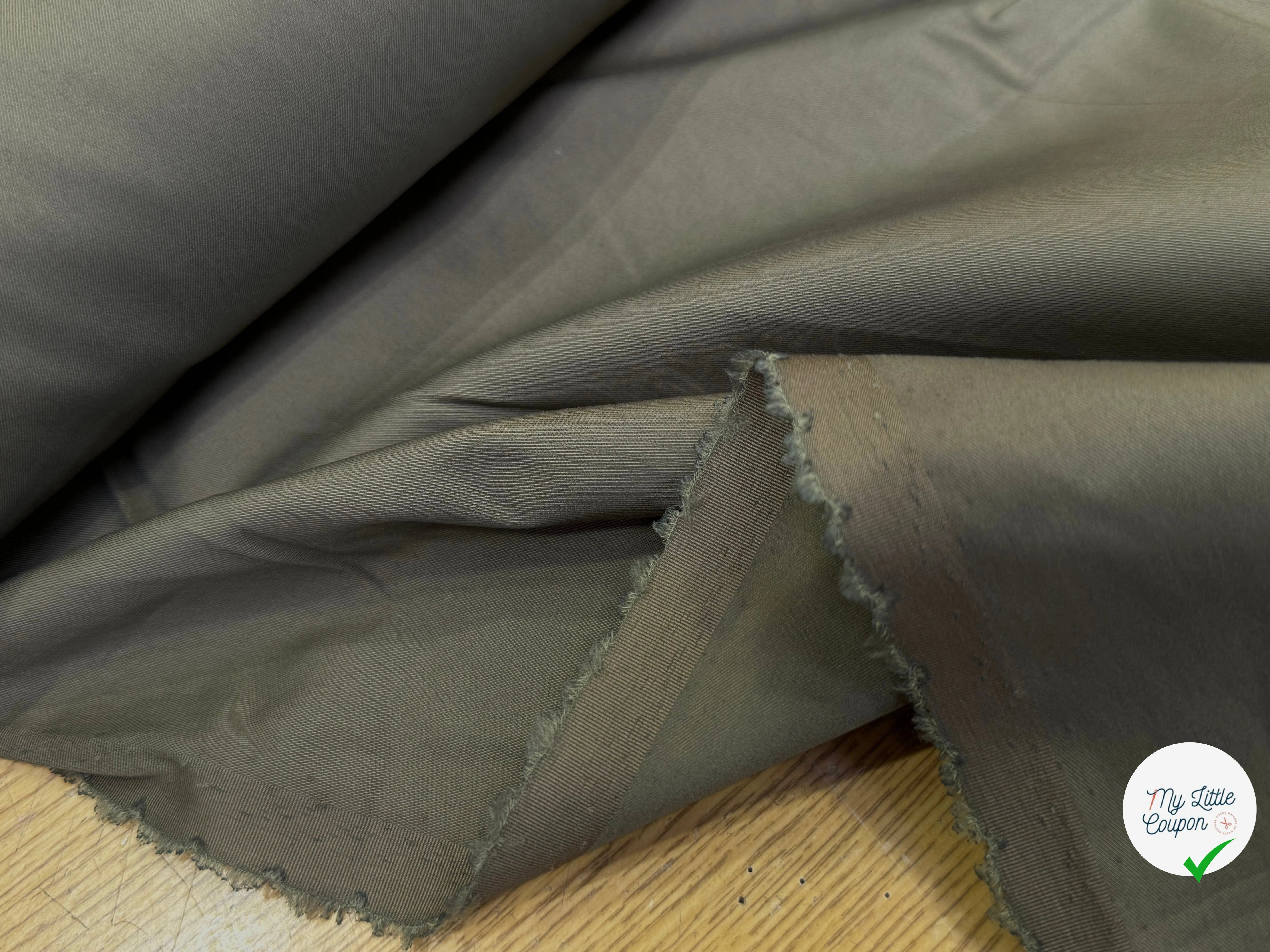 TISSU POLYCOTON LÉGÈREMENT STRIÉ STRETCH KAKI BELLE TENUE - My Little Coupon