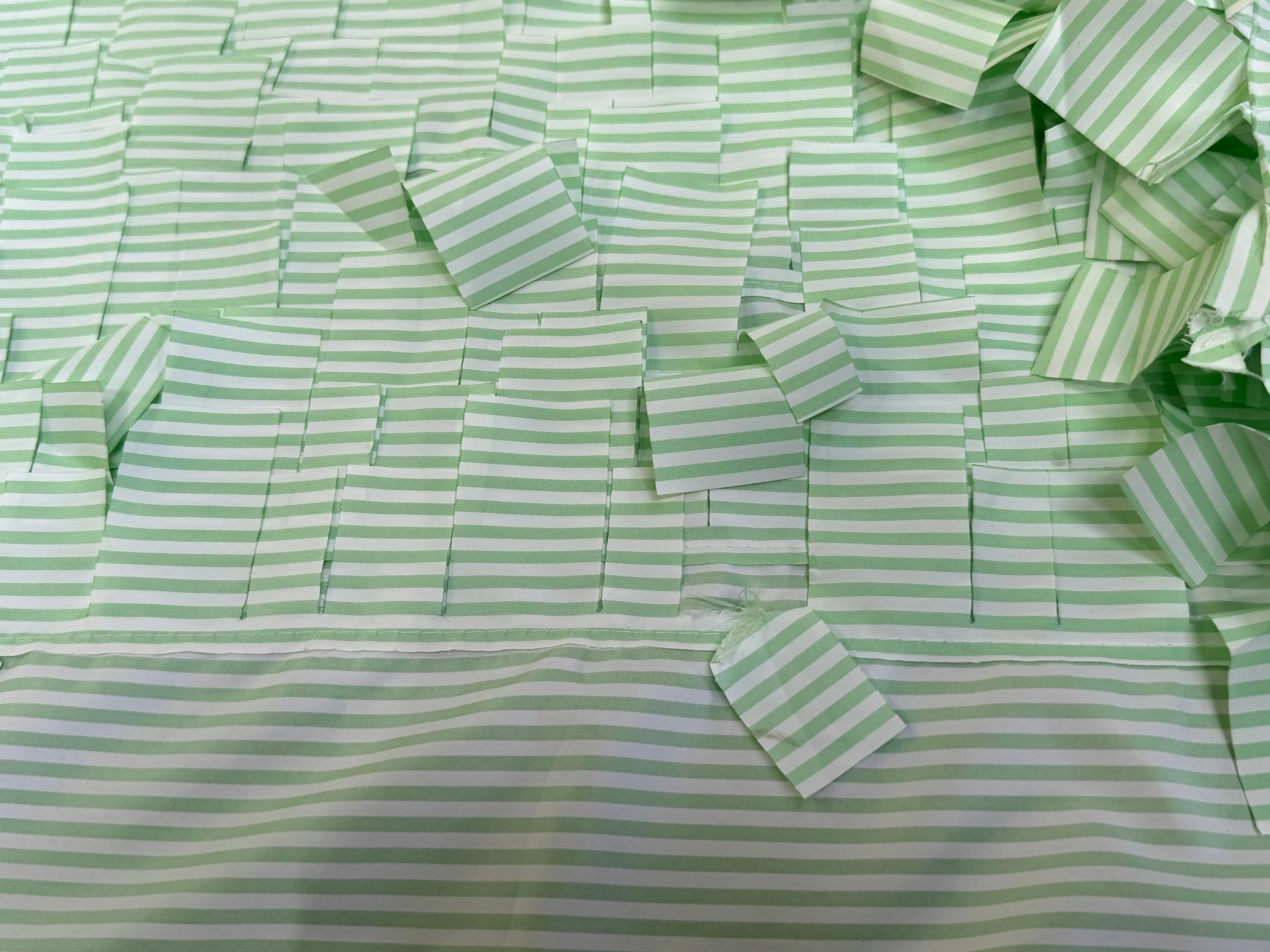 TISSU RAYURES FILS COUPÉS VERT VENITIAN TRÈS TRAVAILLÉ - My Little Coupon
