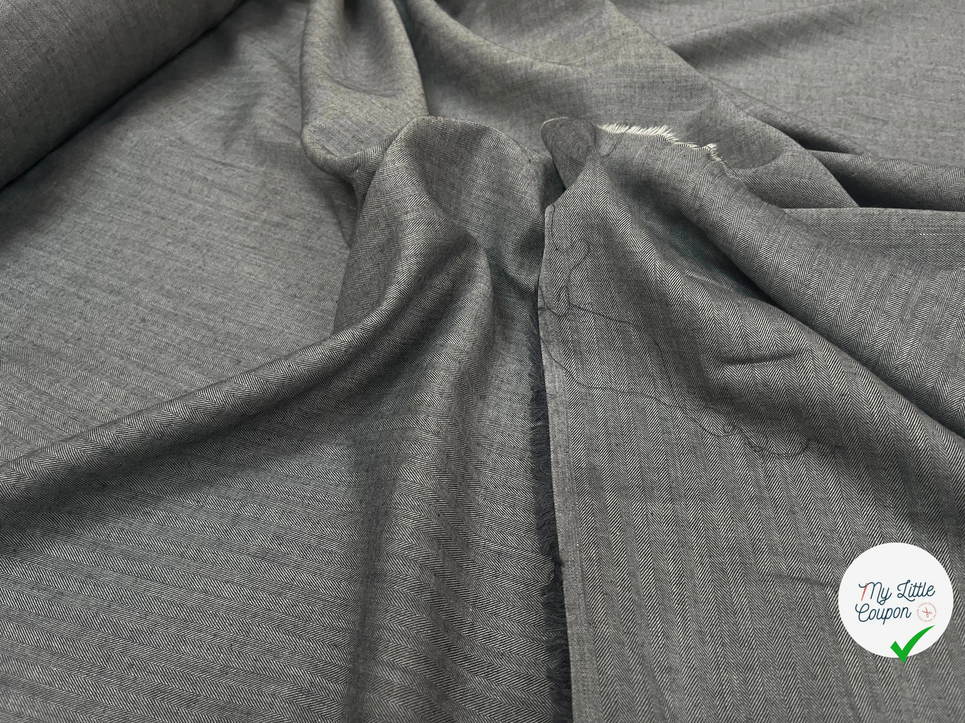 TOILE COTON PETITS MOTIFS CHEVRONS FOND GRIS - My Little Coupon