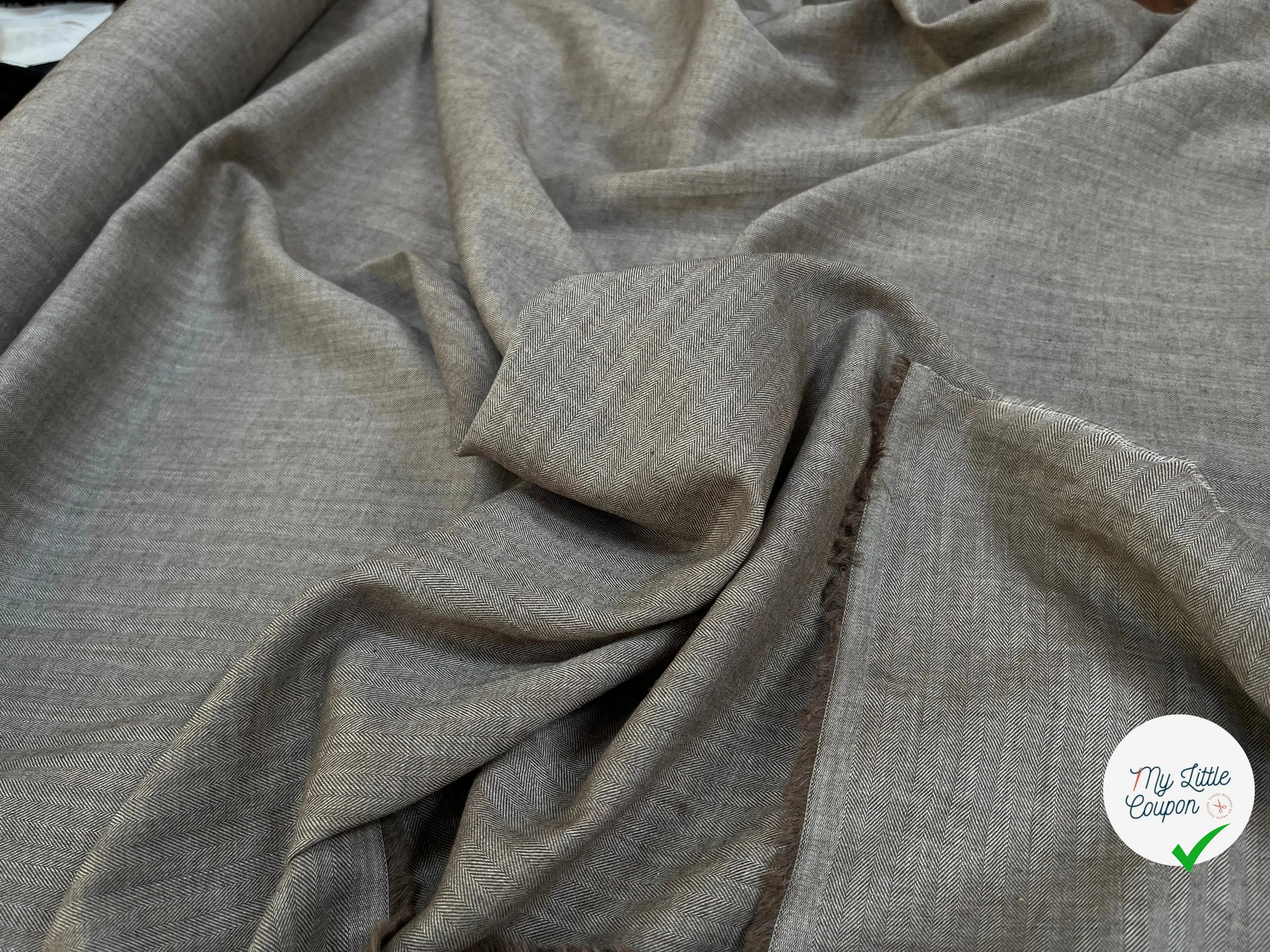 TOILE COTON PETITS MOTIFS CHEVRONS FOND MARRON - My Little Coupon